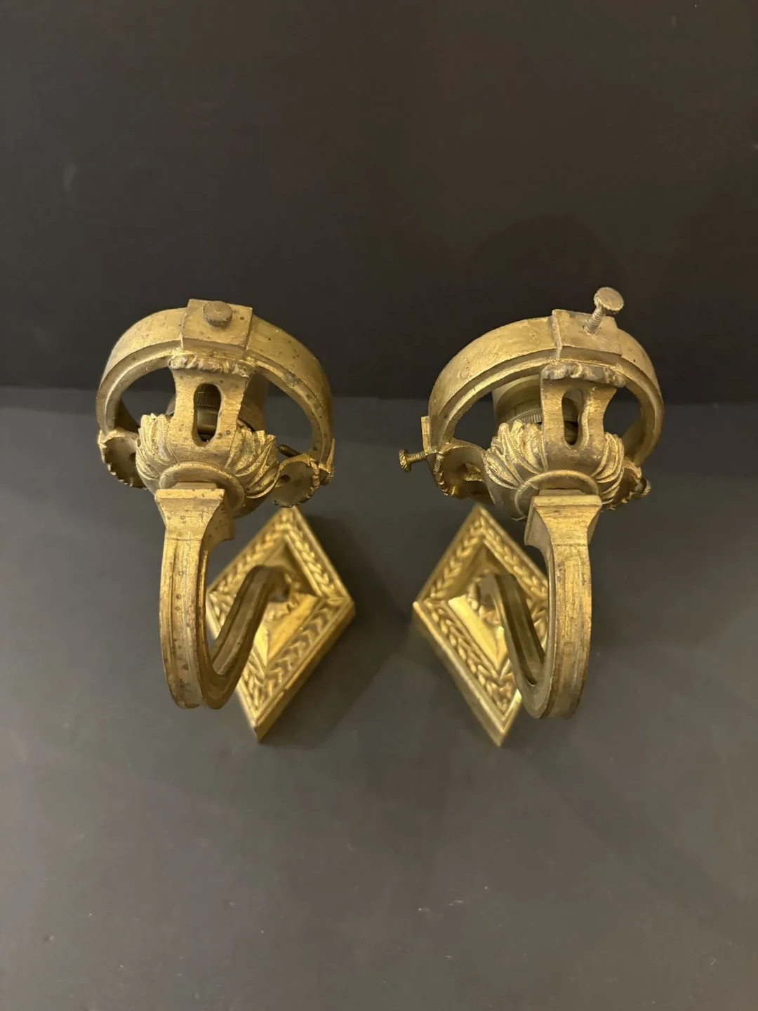 Ancienne paire d’applique en bronze doré. Platine murale en - Lot 300