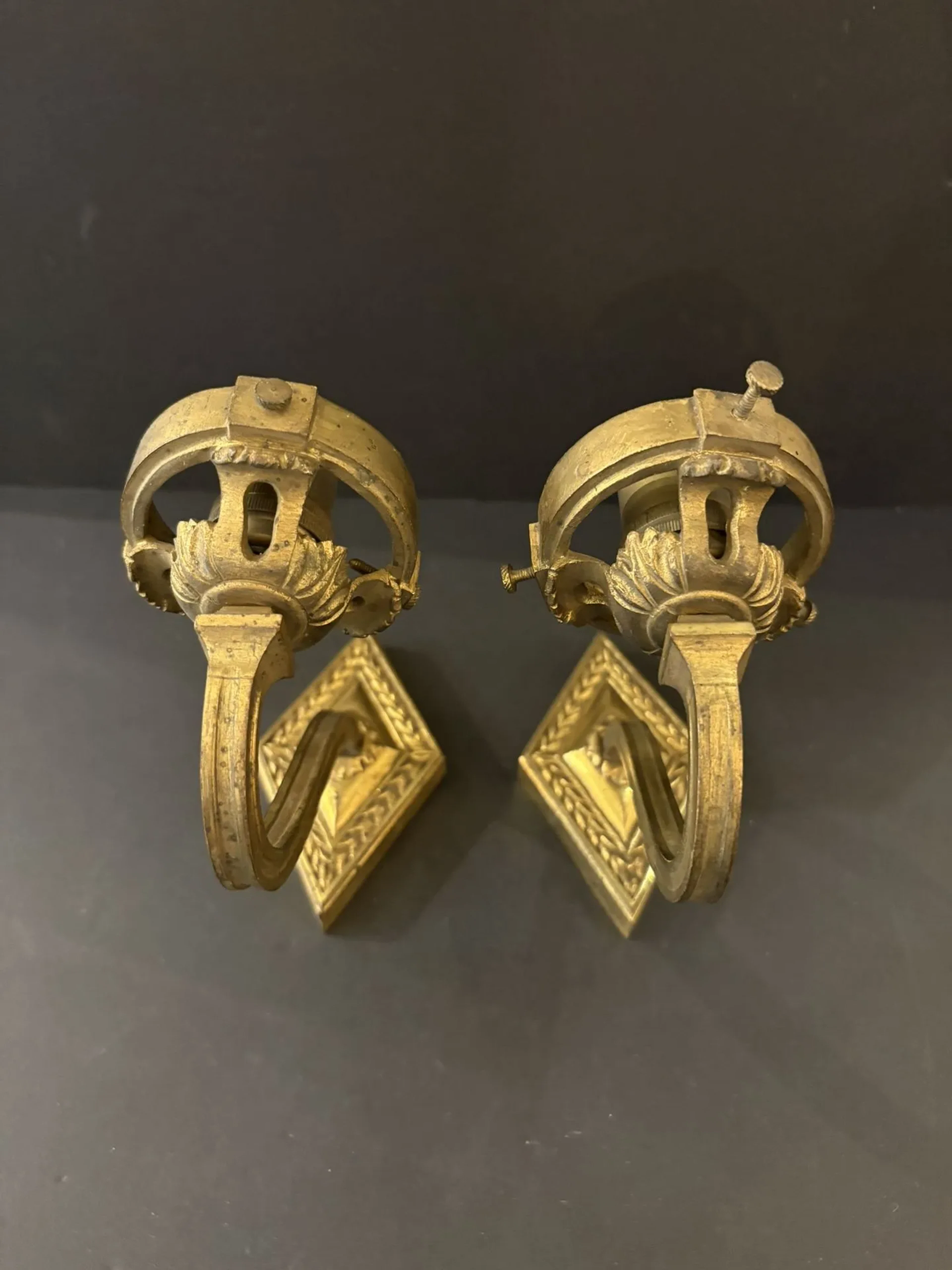 Ancienne paire d’applique en bronze doré. Platine murale en - Lot 300