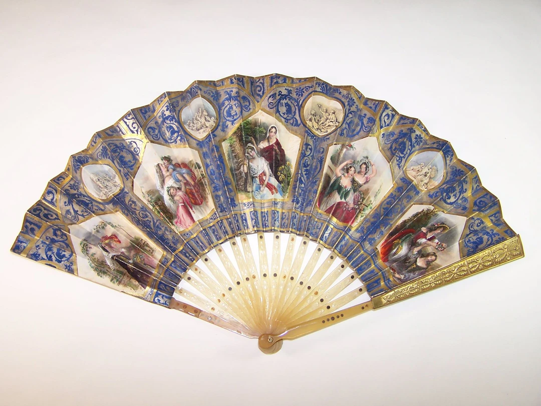 OR ROMANTIQUE Eventail, monture en corne, hauts des panache - Lot 485