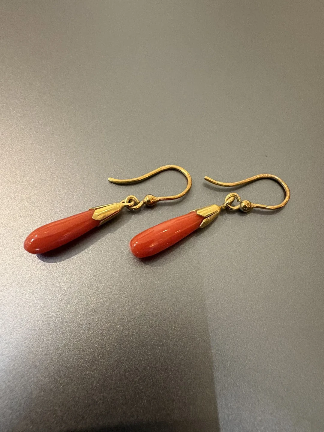 Paire de pendants d'oreilles en vermeil 800°/°° et corail. L - Lot 222