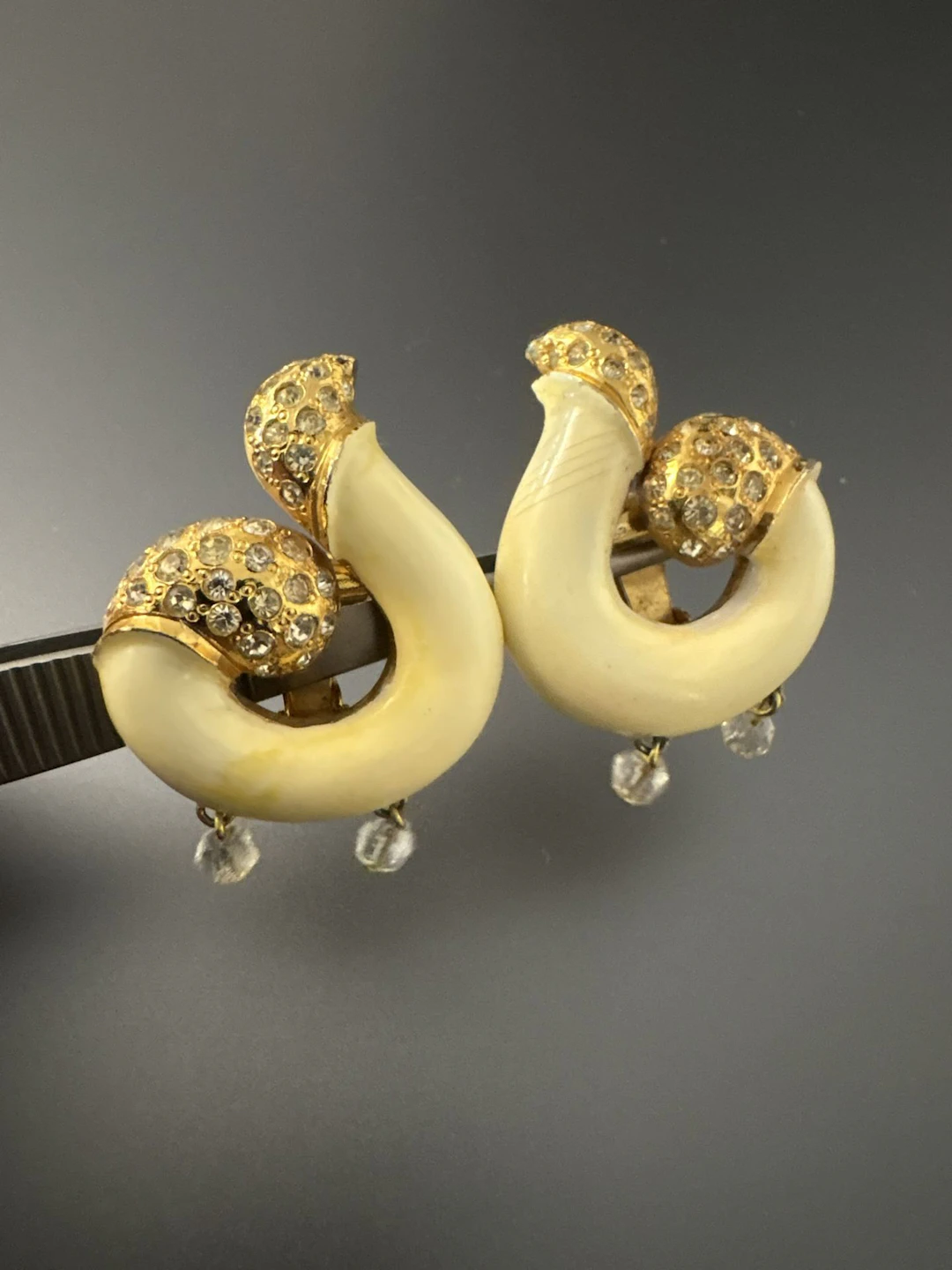 MODE - Vers 1970 - PIERRE CARDIN. Paire de boucles d’oreille - Lot 164