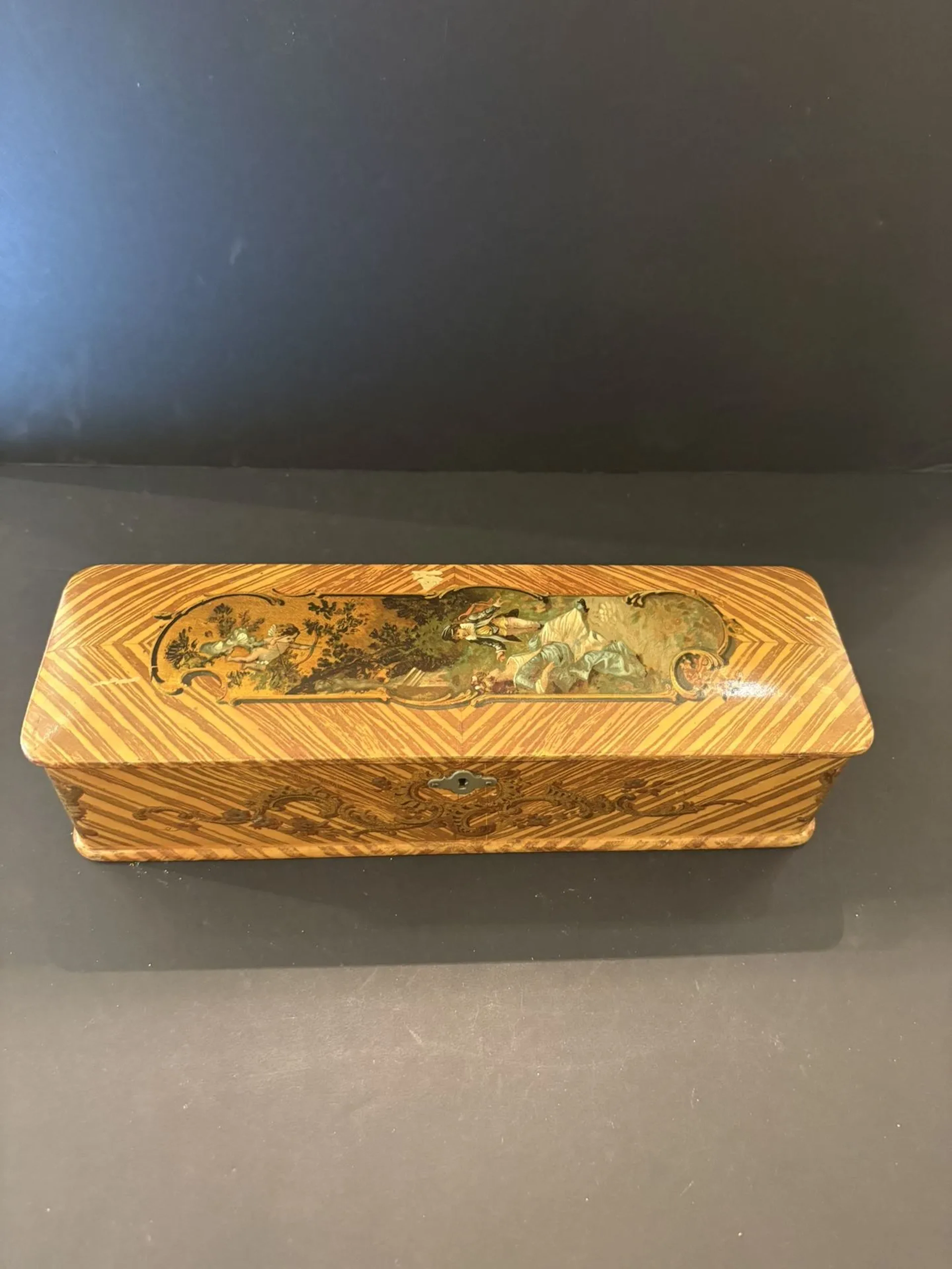 Boîte à gant en bois peinte avec un médaillon illustré. Acci - Lot 339
