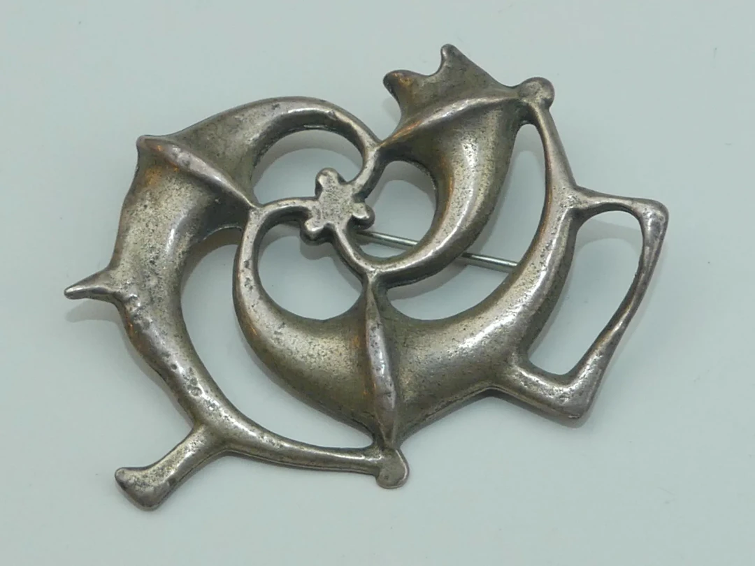 VIKING DESIGN. Broche design en bronze argenté d'après un mo - Lot 459