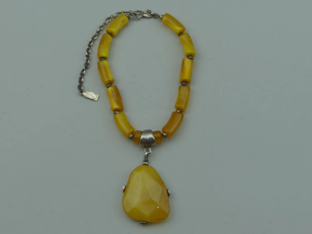Dominique DENAIVE. Collier en argent orné de cabochons ambré - Lot 408
