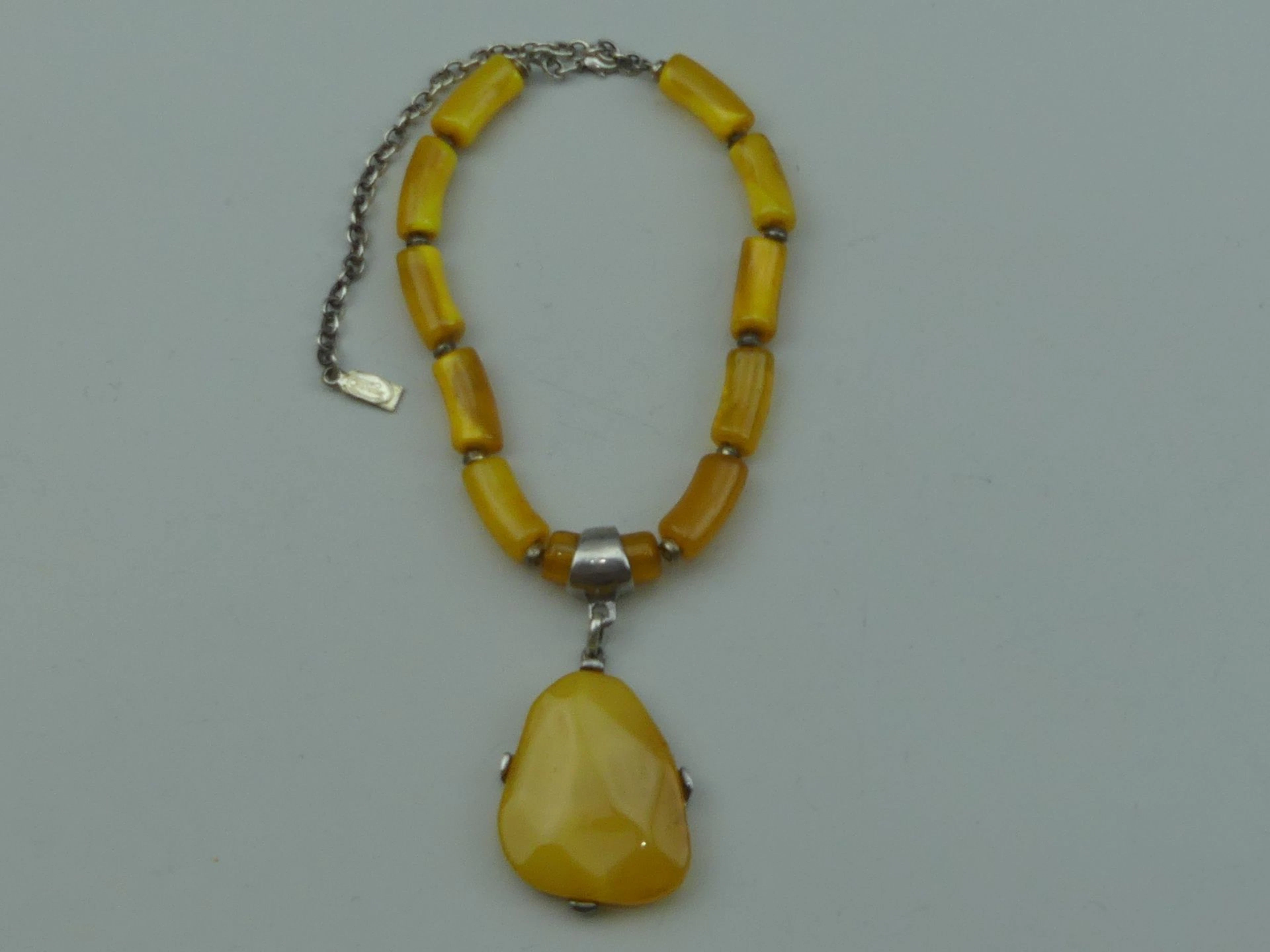 Dominique DENAIVE. Collier en argent orné de cabochons ambré - Lot 408
