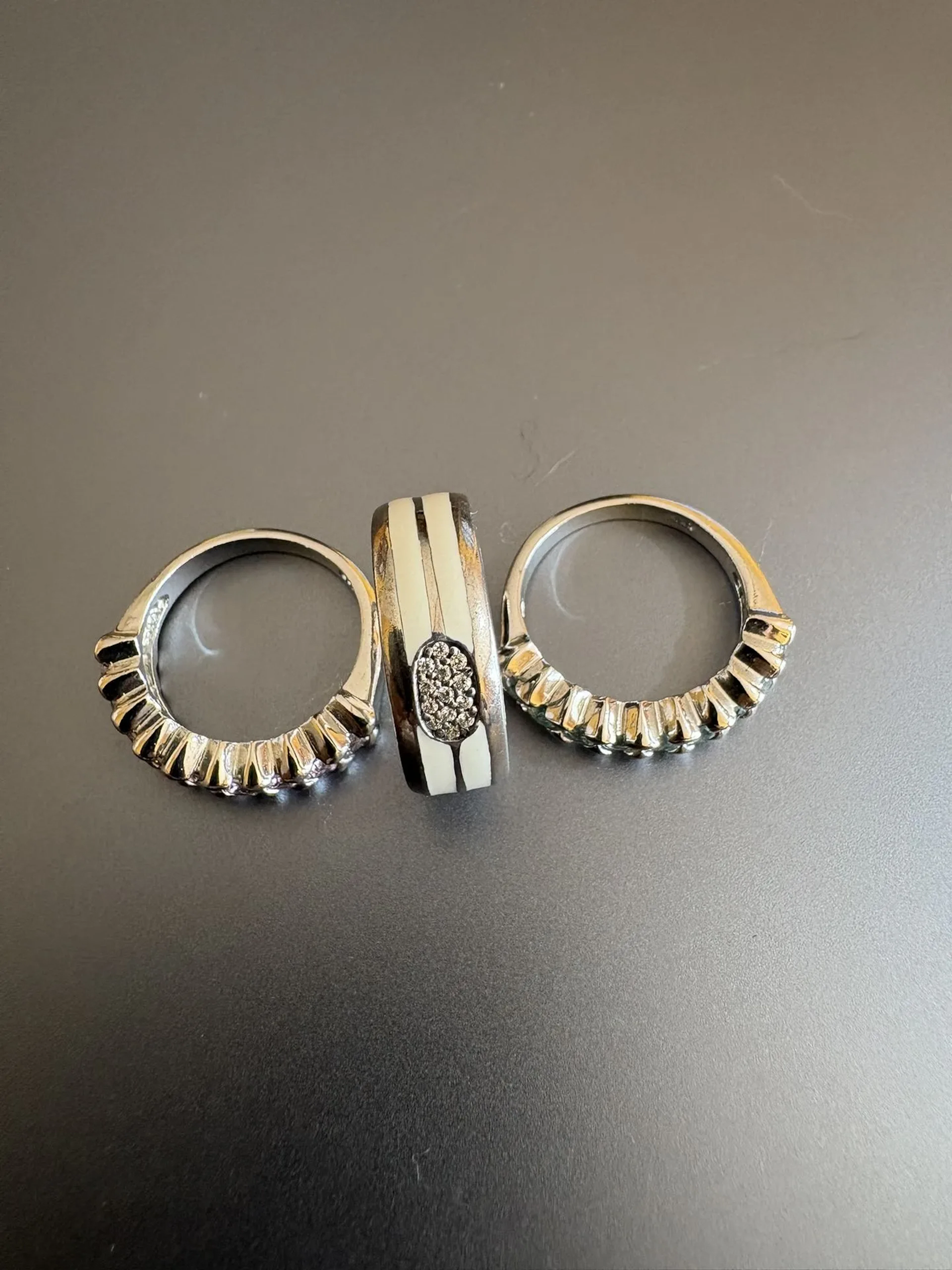 Trois bagues en argent 925°/°°, émail et pierres. Taille : 5 - Lot 75