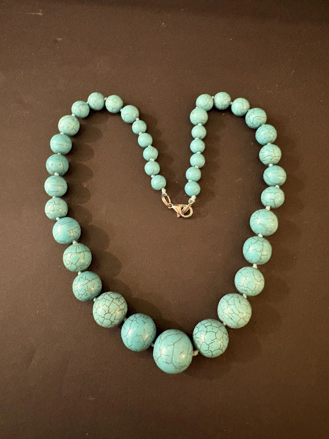 Collier en pierre dure, fermoir métal. - Lot 226