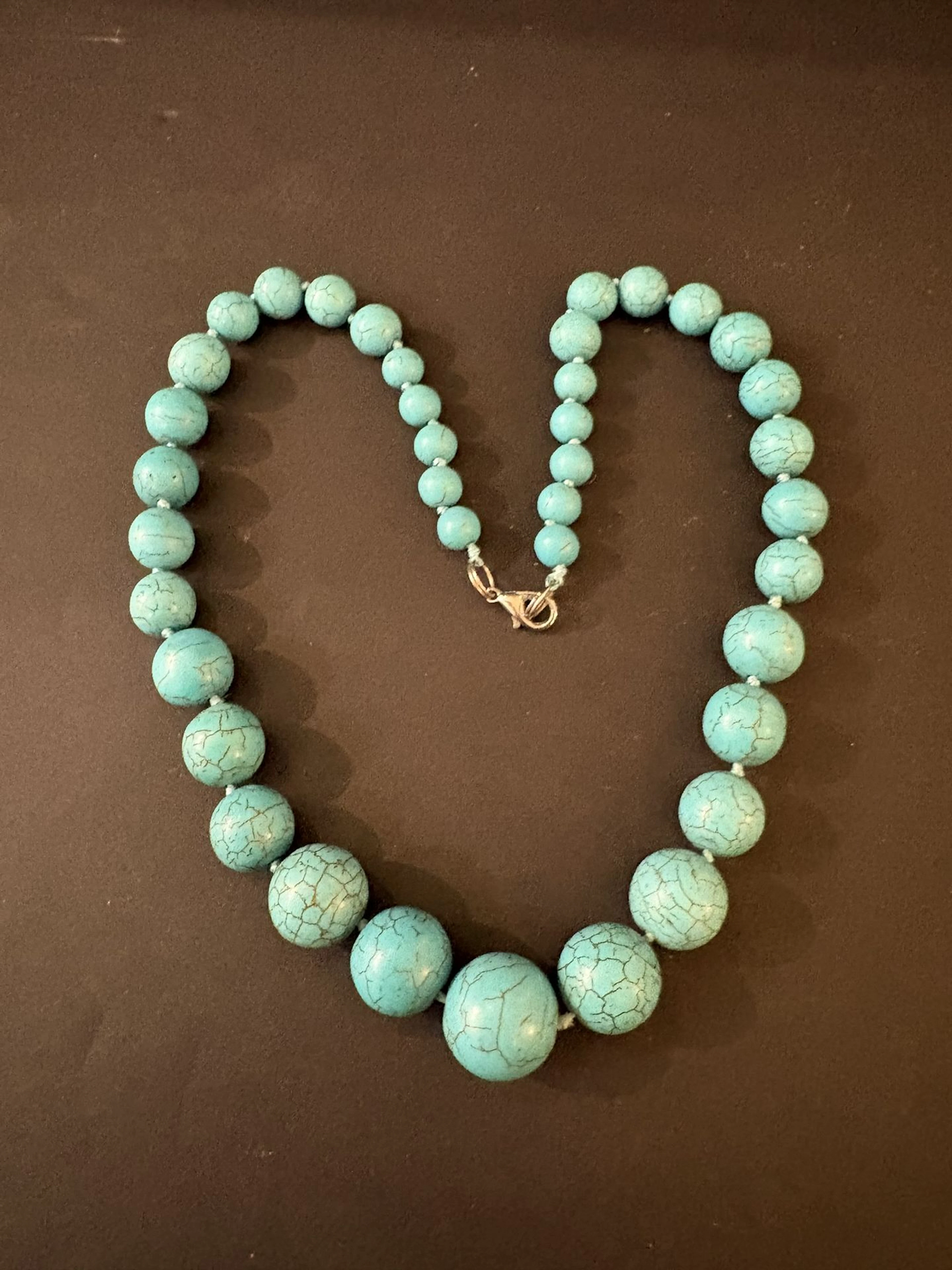Collier en pierre dure, fermoir métal. - Lot 226