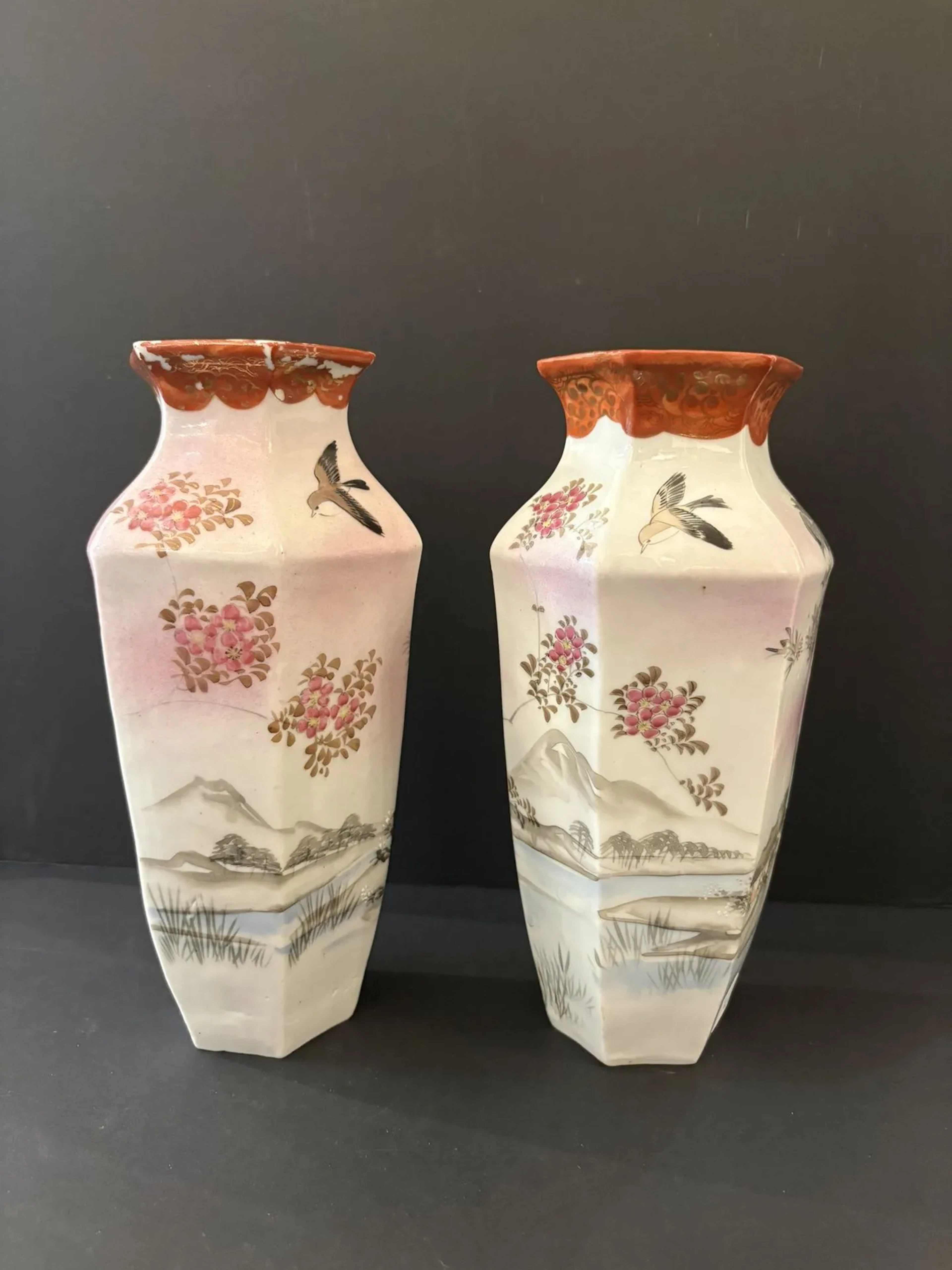 Japon. Paire de vase de forme hexagonale peint à la main ill - Lot 303