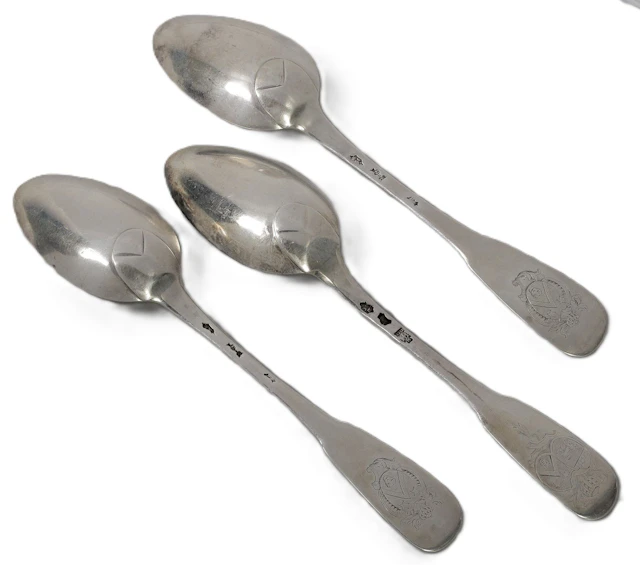 Trois cuillères en argent modèle uniplat. Les spatules gravé - Lot 219
