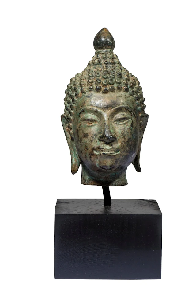 Tête de Bouddha en bronze à patine verte. - Lot 297