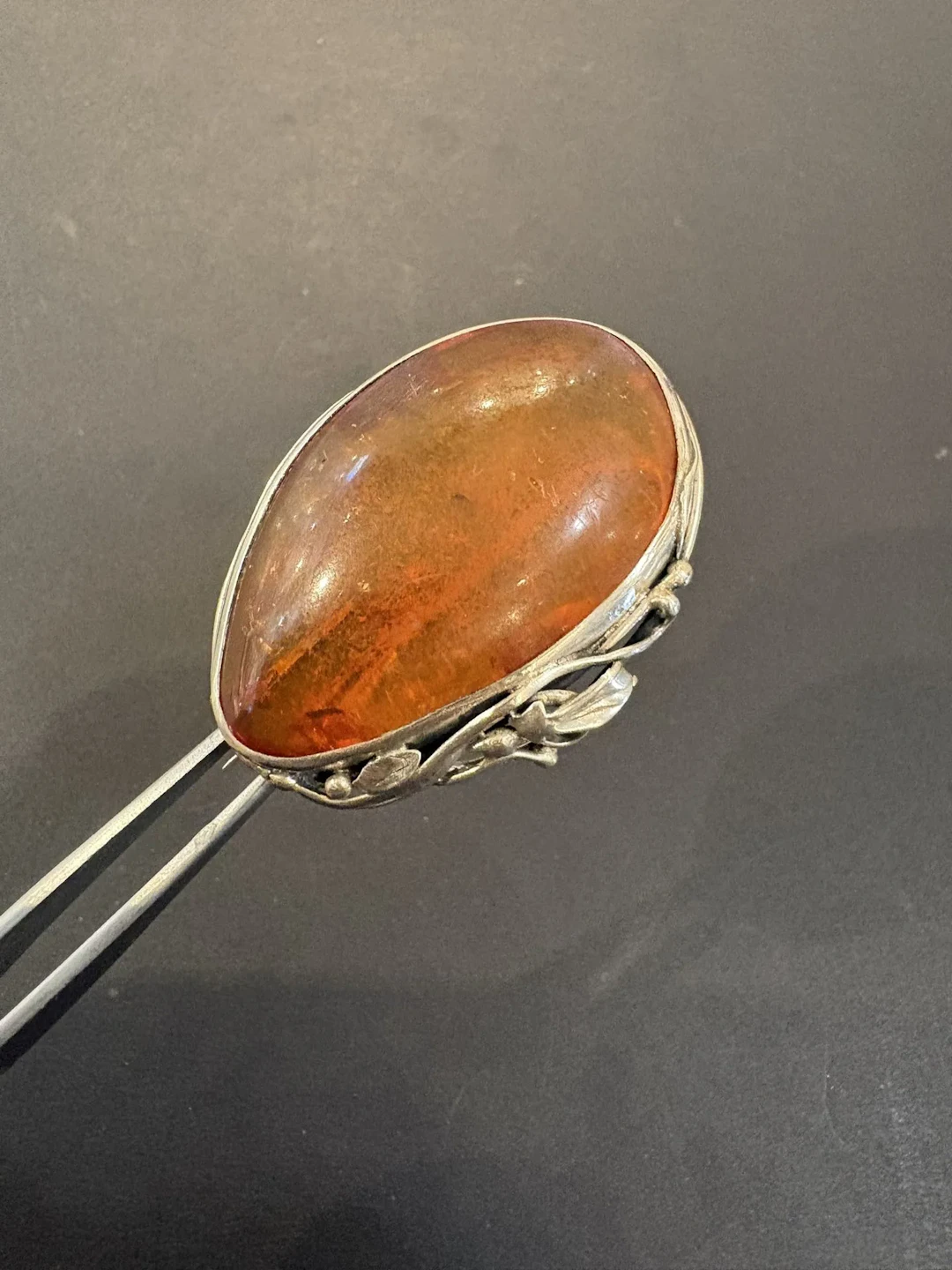 Broche en argent 800°/°° et ambre. Poids brut : 14 g. Dimens - Lot 206