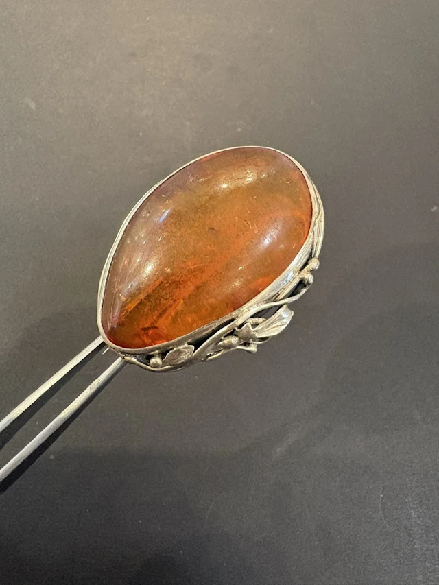 Broche en argent 800°/°° et ambre. Poids brut : 14 g. Dimens - Lot 206
