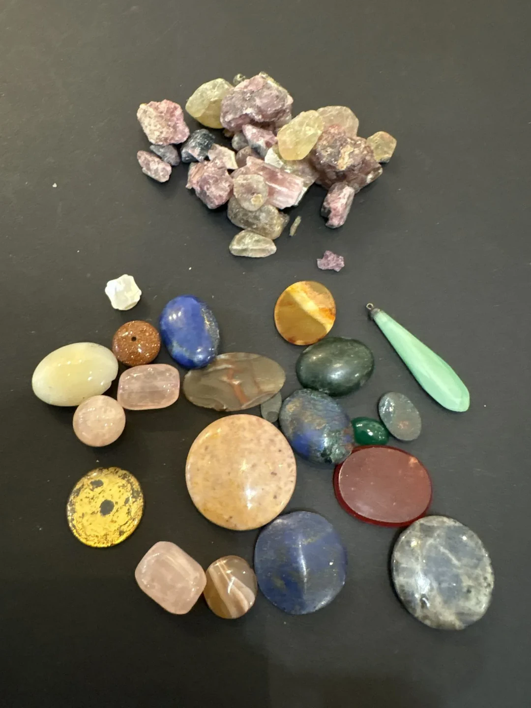 Ensemble de pierres fines, pierres dures et un ensemble de t - Lot 124