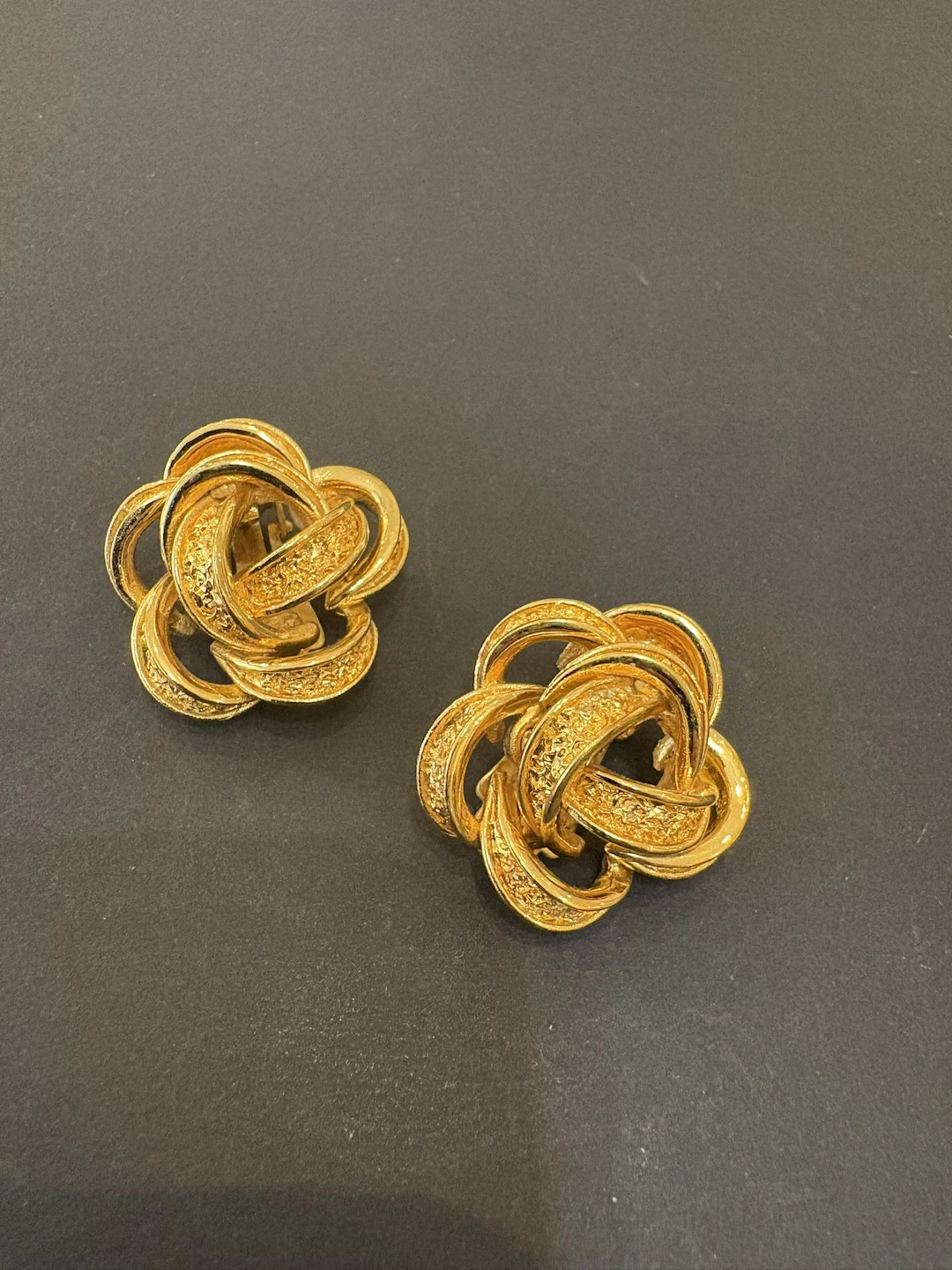 Paire de clips d'oreilles en métal doré. - Lot 95