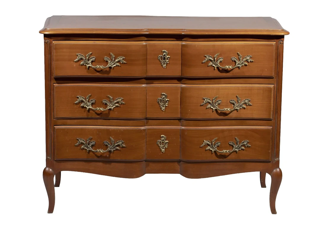 Commode en bois naturel à façade en arbalète ouvrant par tro - Lot 355