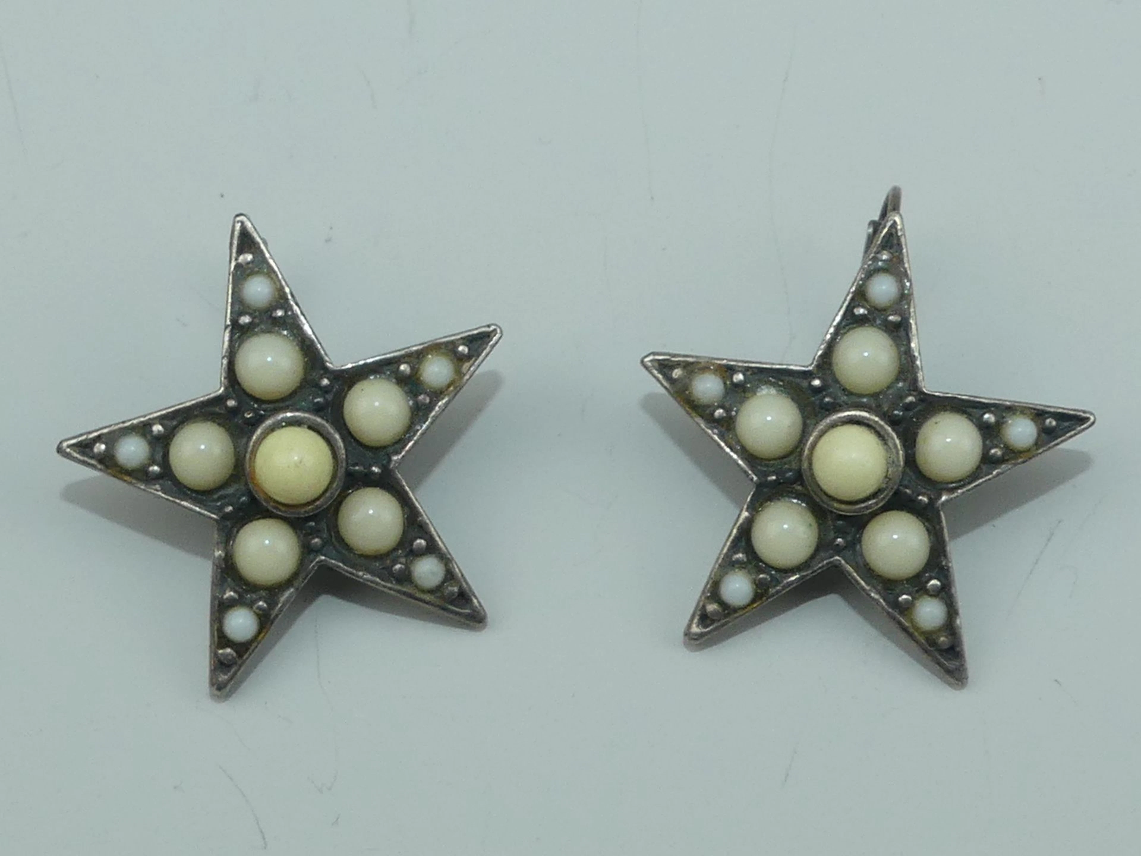 GAS. Paire de boucles d'oreilles en forme d'étoiles, signées - Lot 414