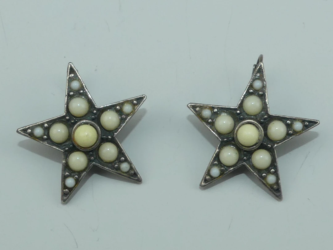 GAS. Paire de boucles d'oreilles en forme d'étoiles, signées - Lot 414