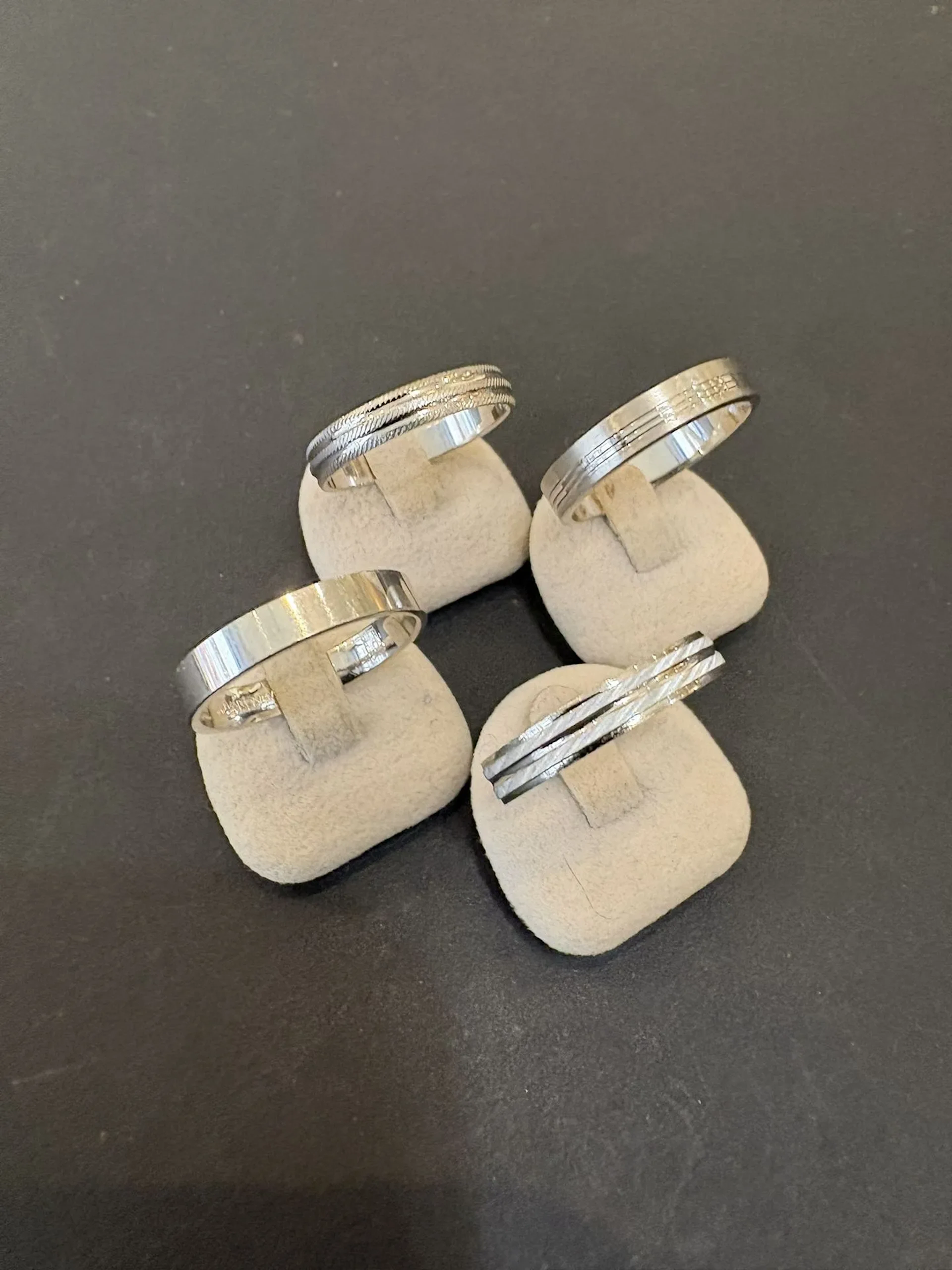 Quatre bagues en argent 925°/°°. Tailles : 62-63-64-65; Poid - Lot 84
