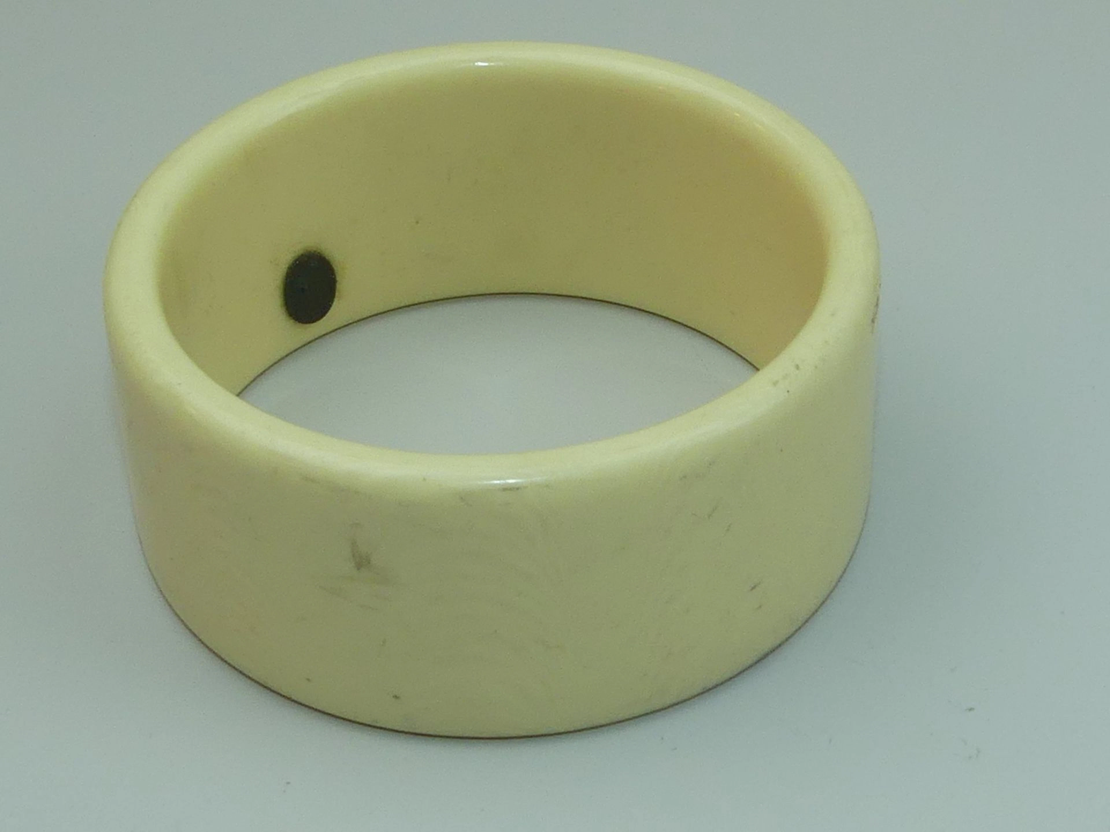 LA PORTE BLEUE PARIS. Bracelet vintage couleur ivoire. Signé - Lot 402