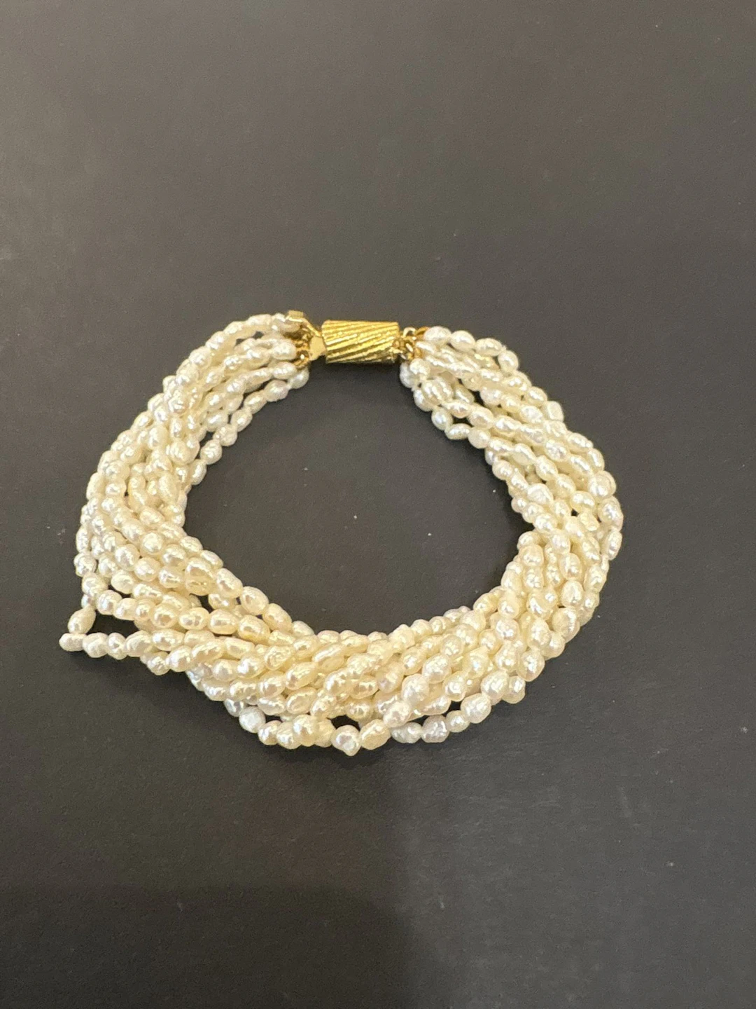 Bracelet composé de 10 rangs de perles de culture d’eau douc - Lot 108