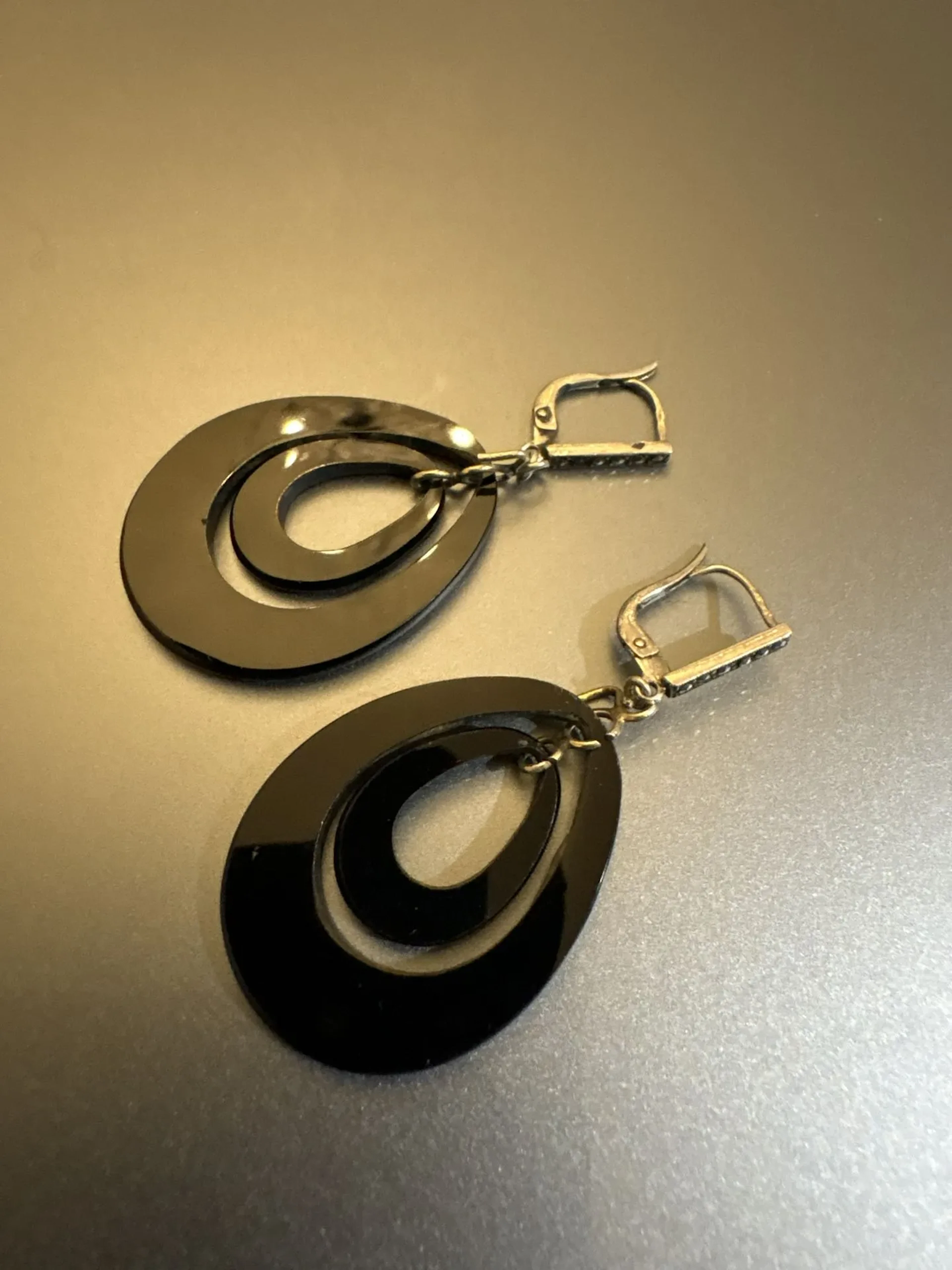 Paire de dormeuses en argent 800°/°° (sanglier), bakélite et - Lot 54