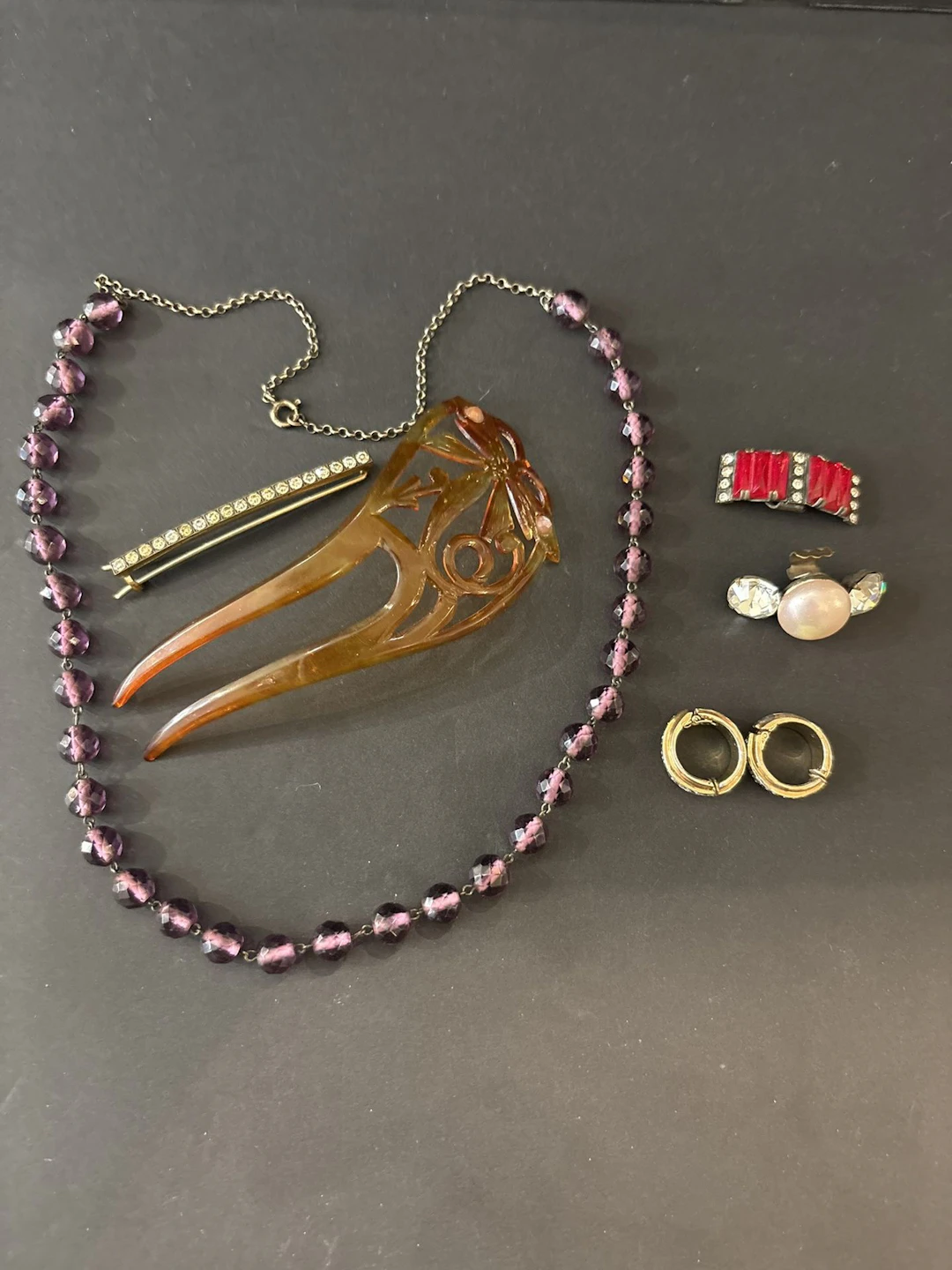 Ensemble de bijoux anciens, comprenant un peigne à cheveux p - Lot 194