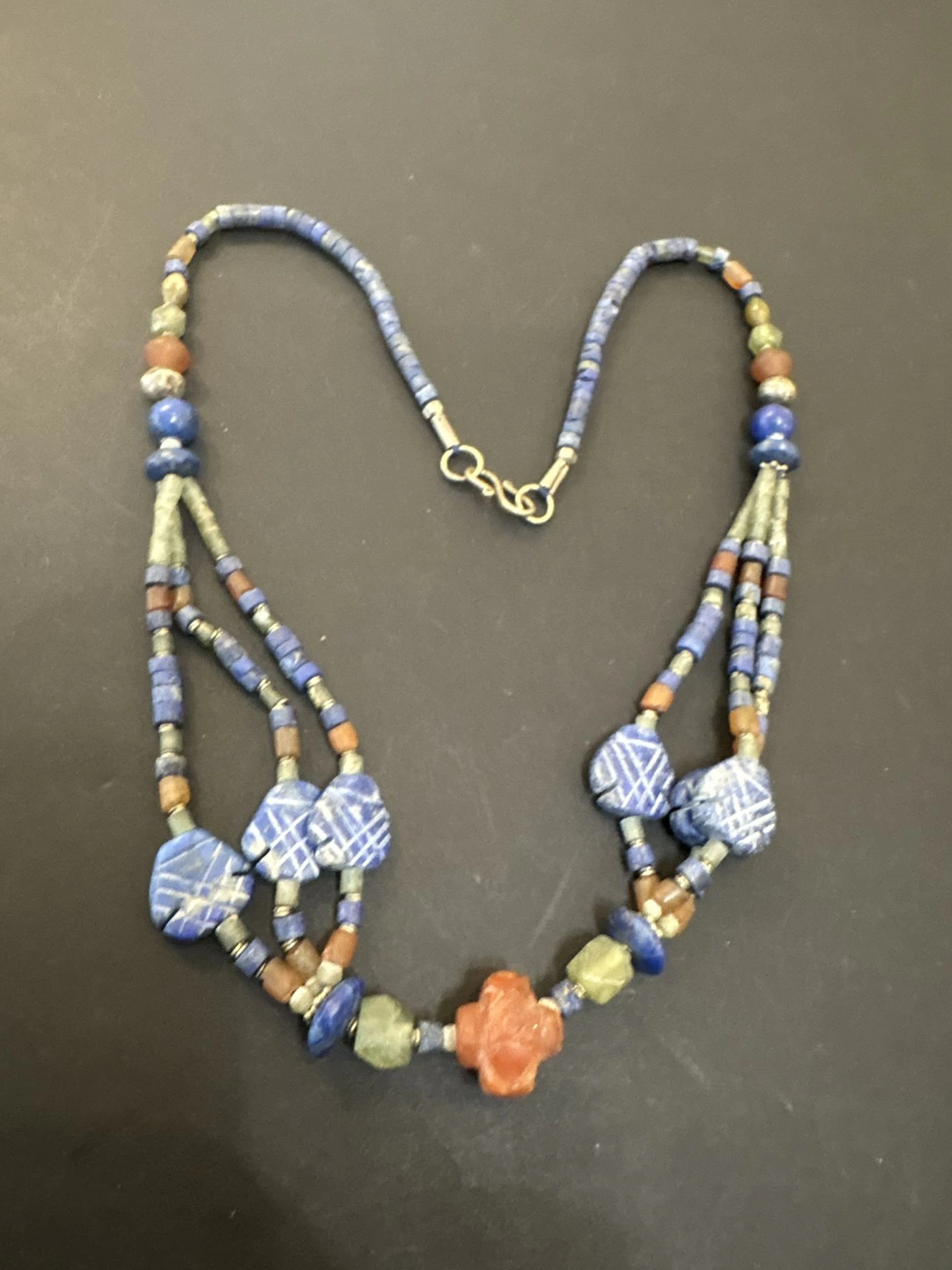 Collier dans le style ethnique composé de pierres naturelles - Lot 112