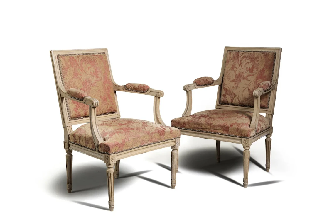 Paire de fauteuils en bois mouluré et sculpté, rechampi blan - Lot 387