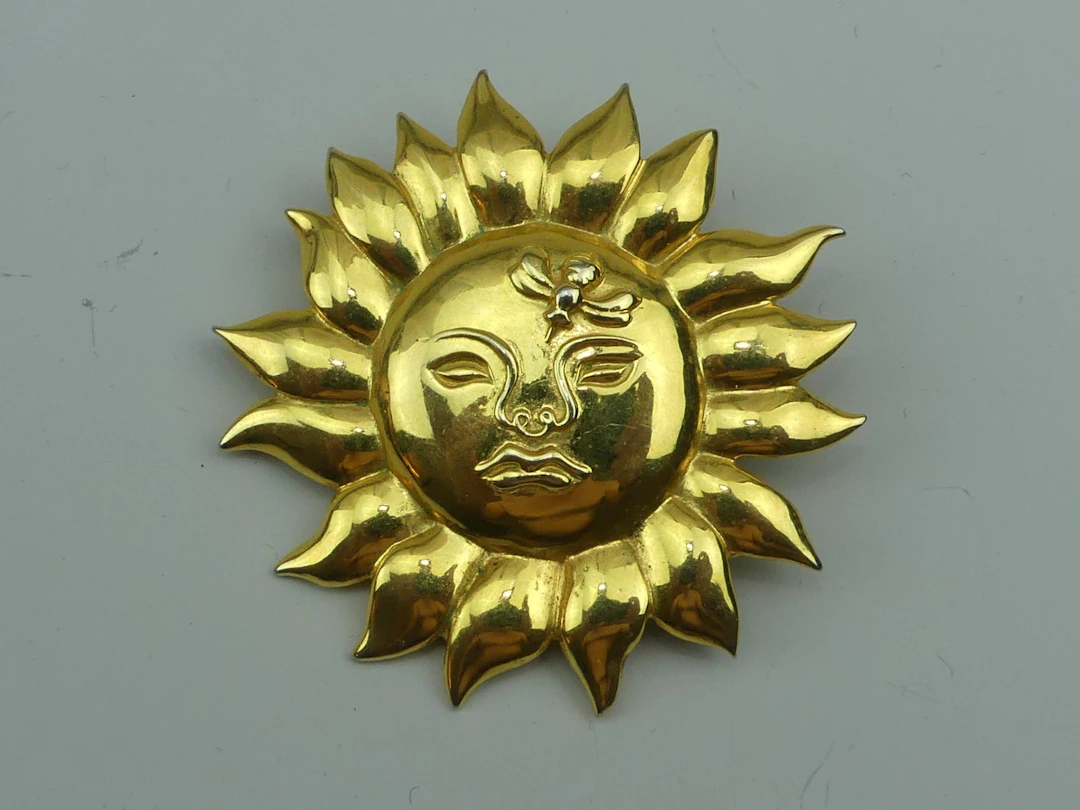 METROPOLITAN MUSEUM of ART. Broche vintage soleil en métal d - Lot 373