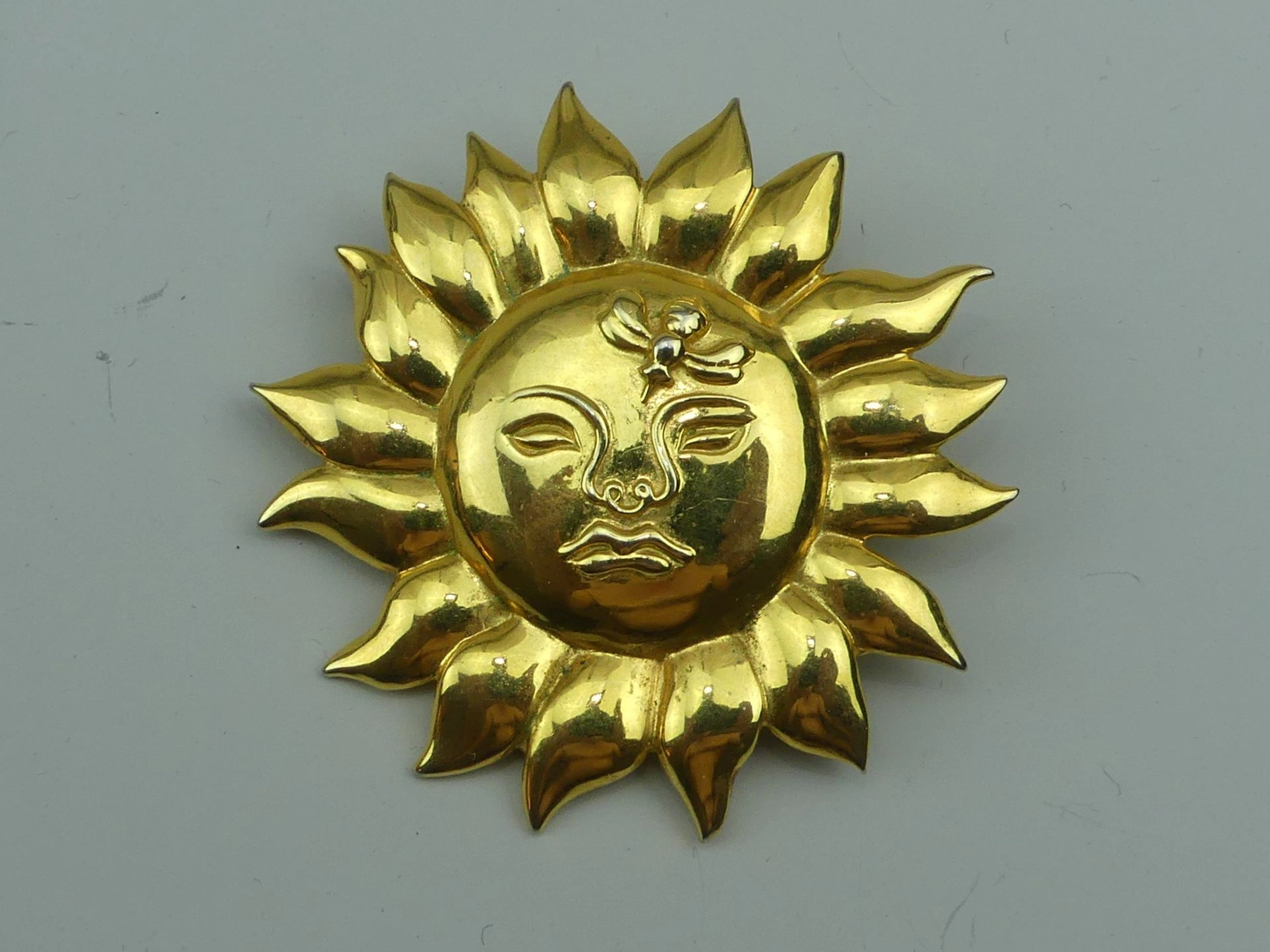 METROPOLITAN MUSEUM of ART. Broche vintage soleil en métal d - Lot 373