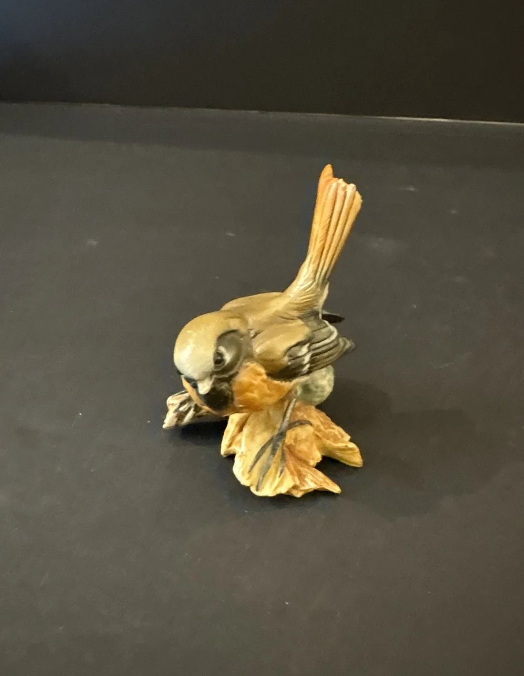 CAPODIMONTE. Rouge-gorge en biscuit. - Lot 310