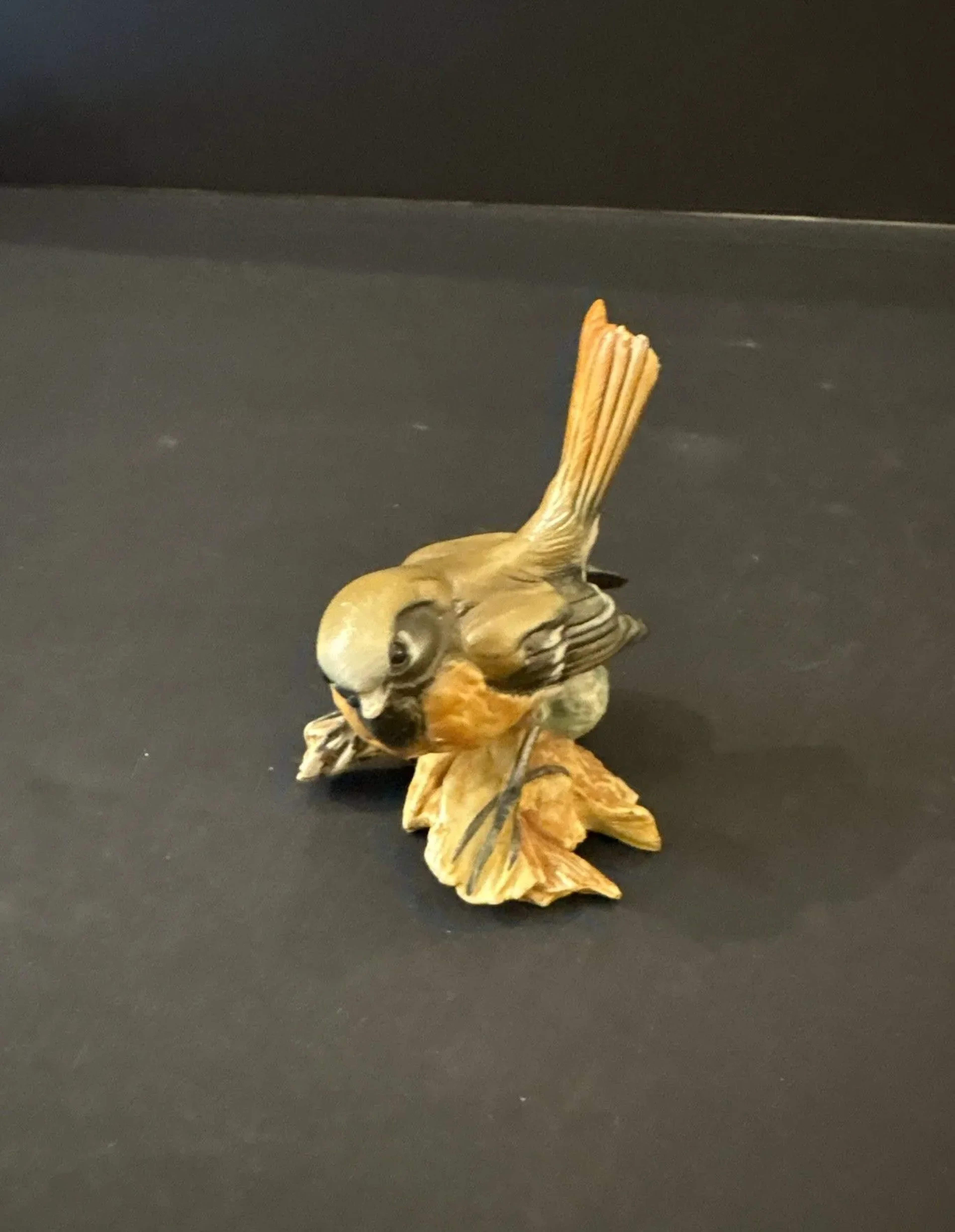 CAPODIMONTE. Rouge-gorge en biscuit. - Lot 310