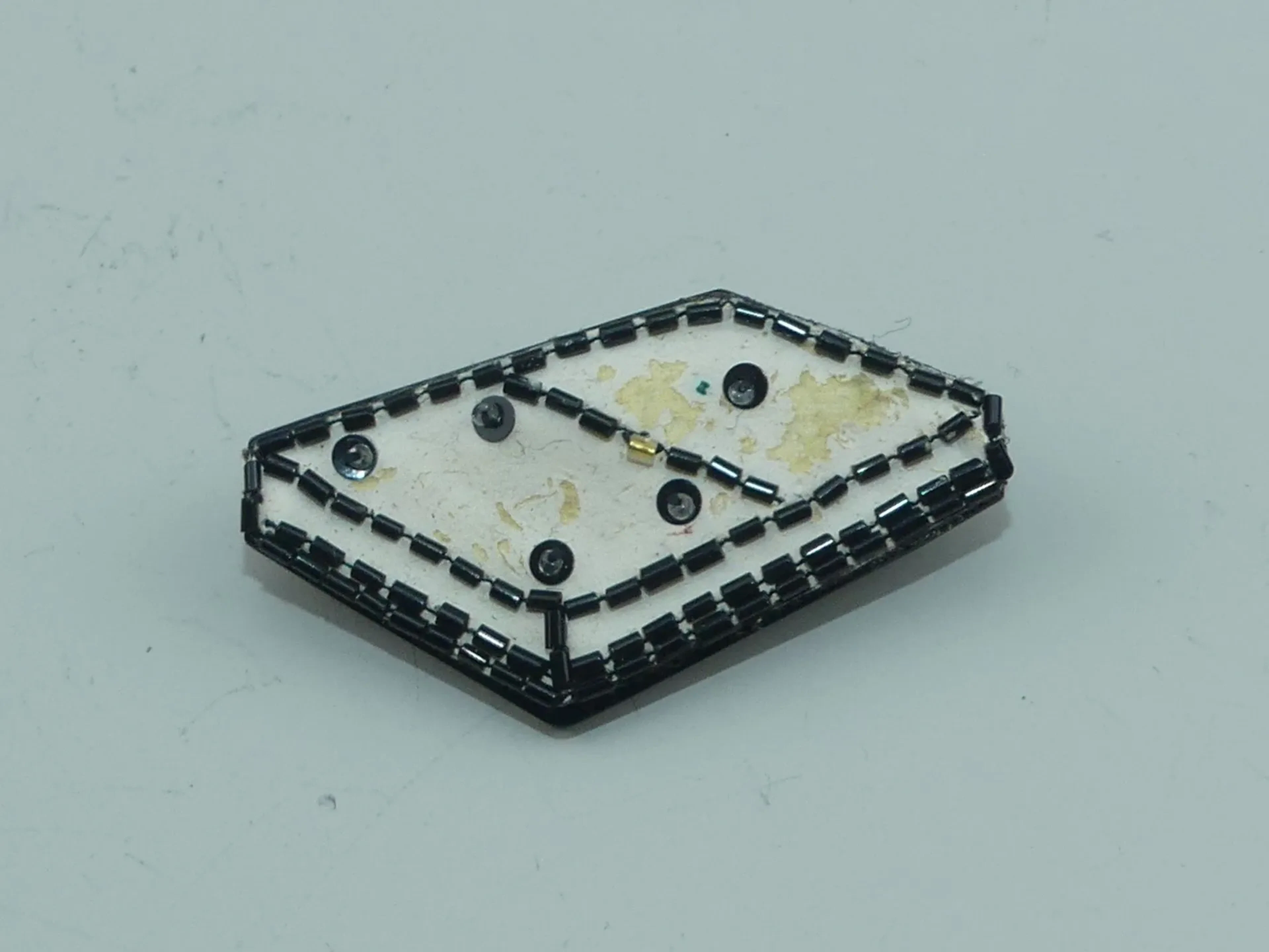 LESAGE PARIS.Broche en forme de dé brodé de perles et sequin - Lot 404