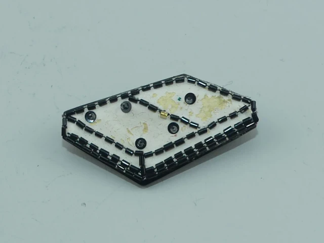 LESAGE PARIS.Broche en forme de dé brodé de perles et sequin - Lot 404