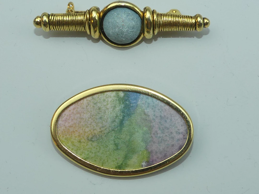 CHORANGE. Broche de style étrusque en métal doré. Signée. On - Lot 365
