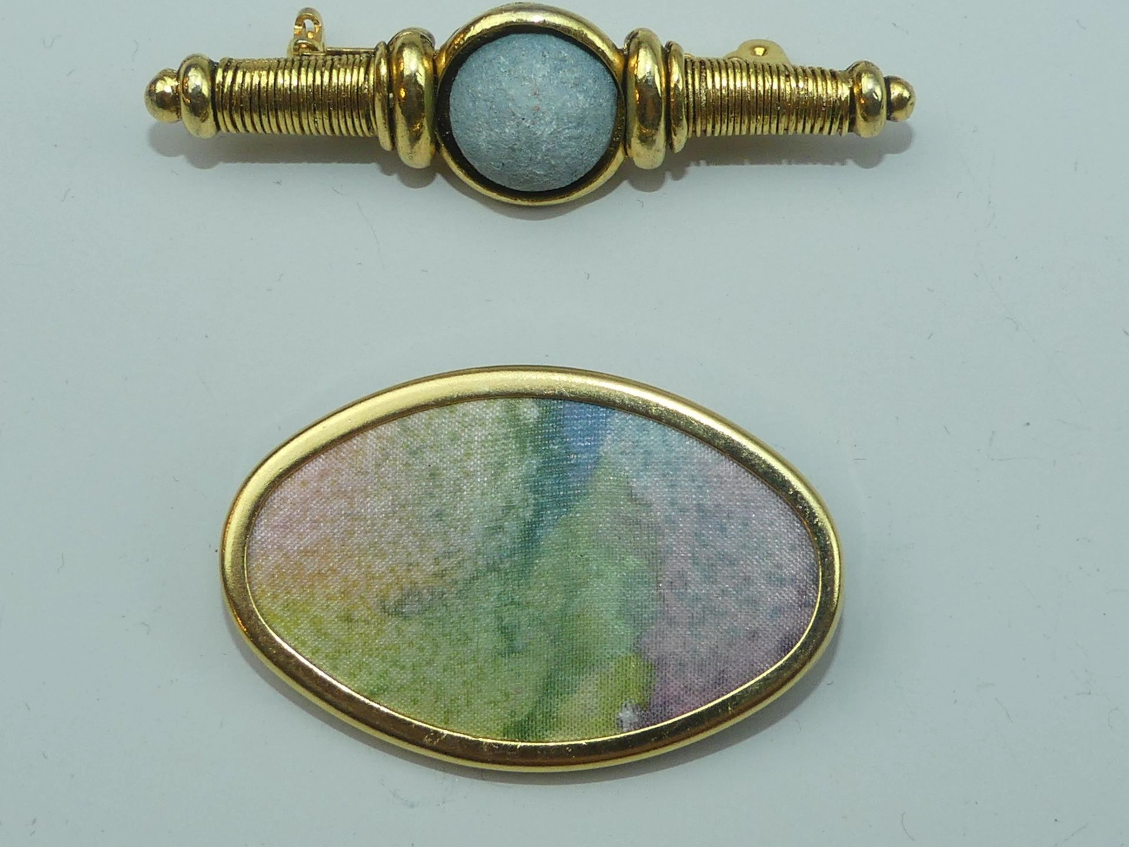 CHORANGE. Broche de style étrusque en métal doré. Signée. On - Lot 365
