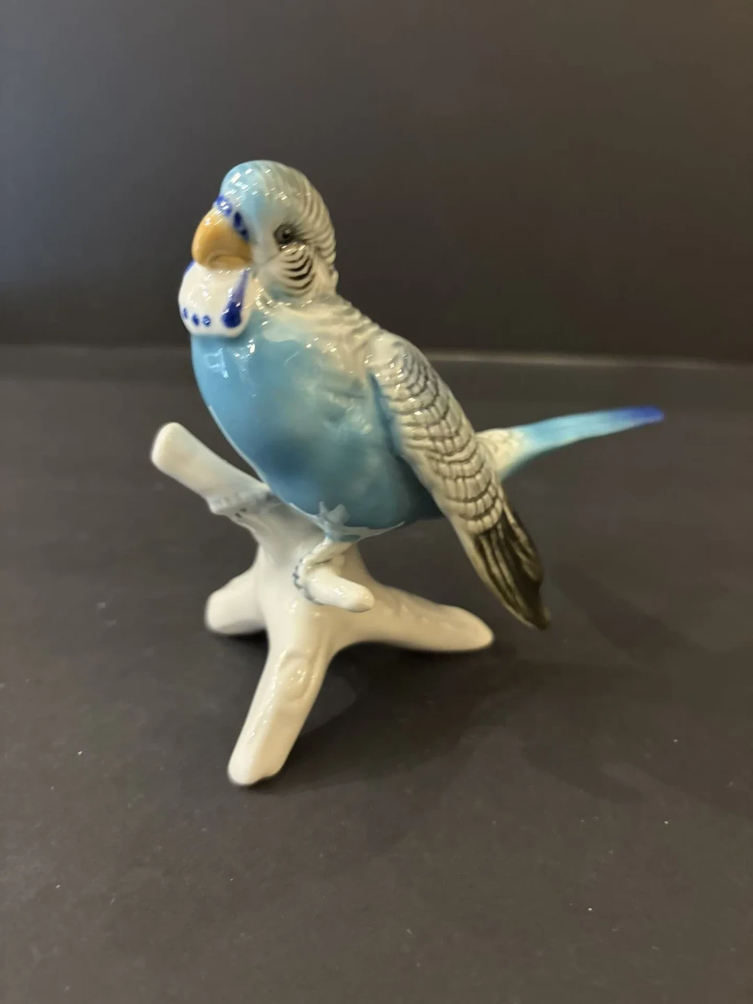 KARL ENS (Allemagne). Perruche ondulée en porcelaine polychr - Lot 324