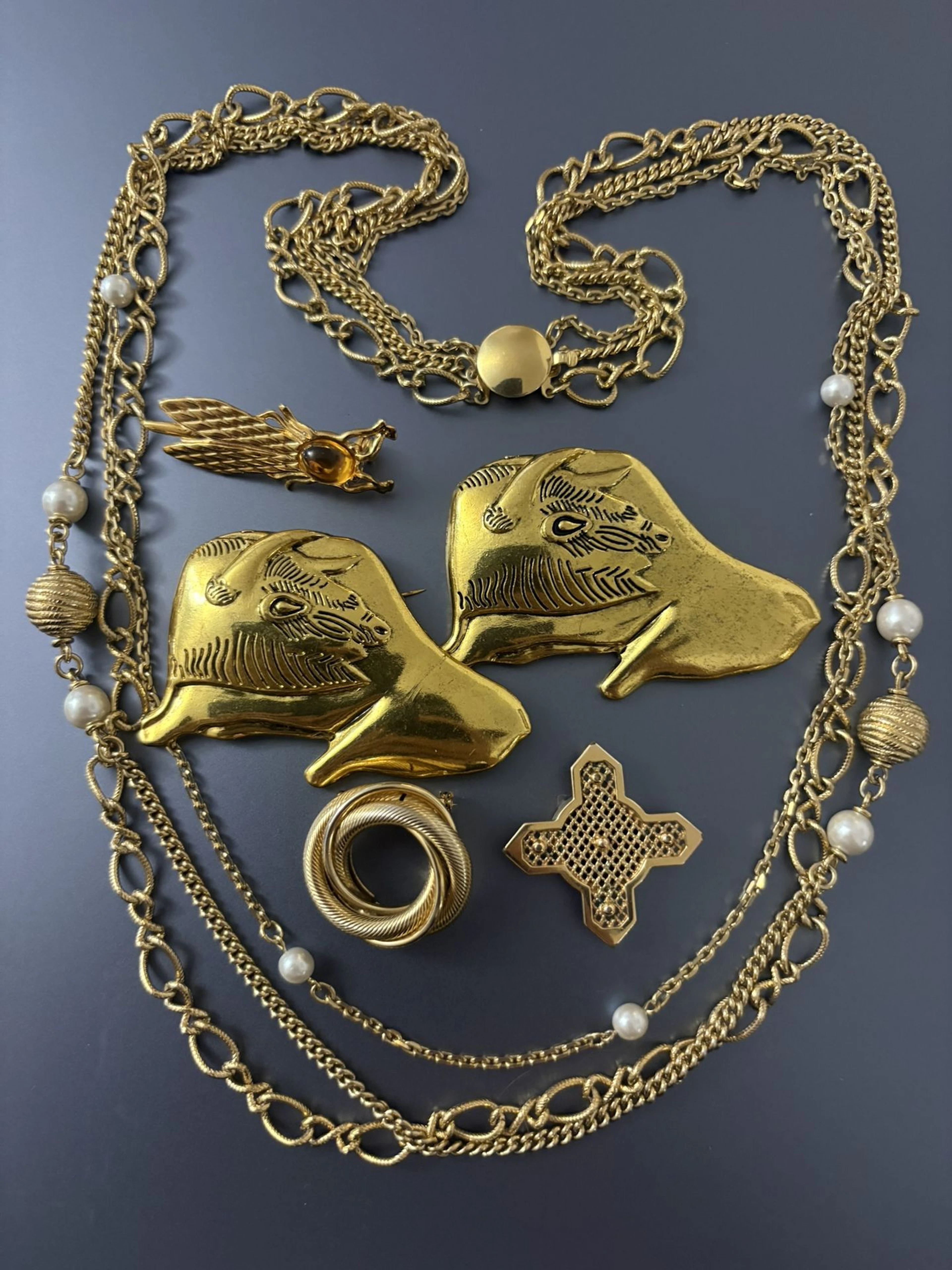 Lot bijoux en métal doré, un collier, quatre broches et un p - Lot 245