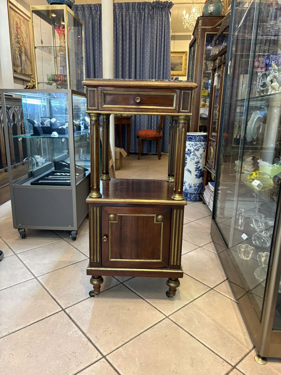 Petite table de chevet Style Louis XV, à colonnes détachées, - Lot 335