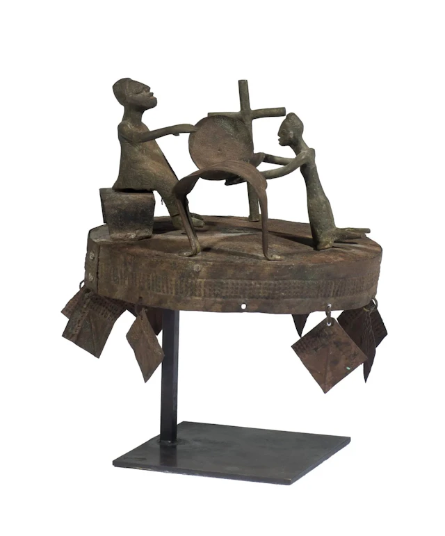 Autel Asen (pour le culte des ancêtres), représentant un ora - Lot 328