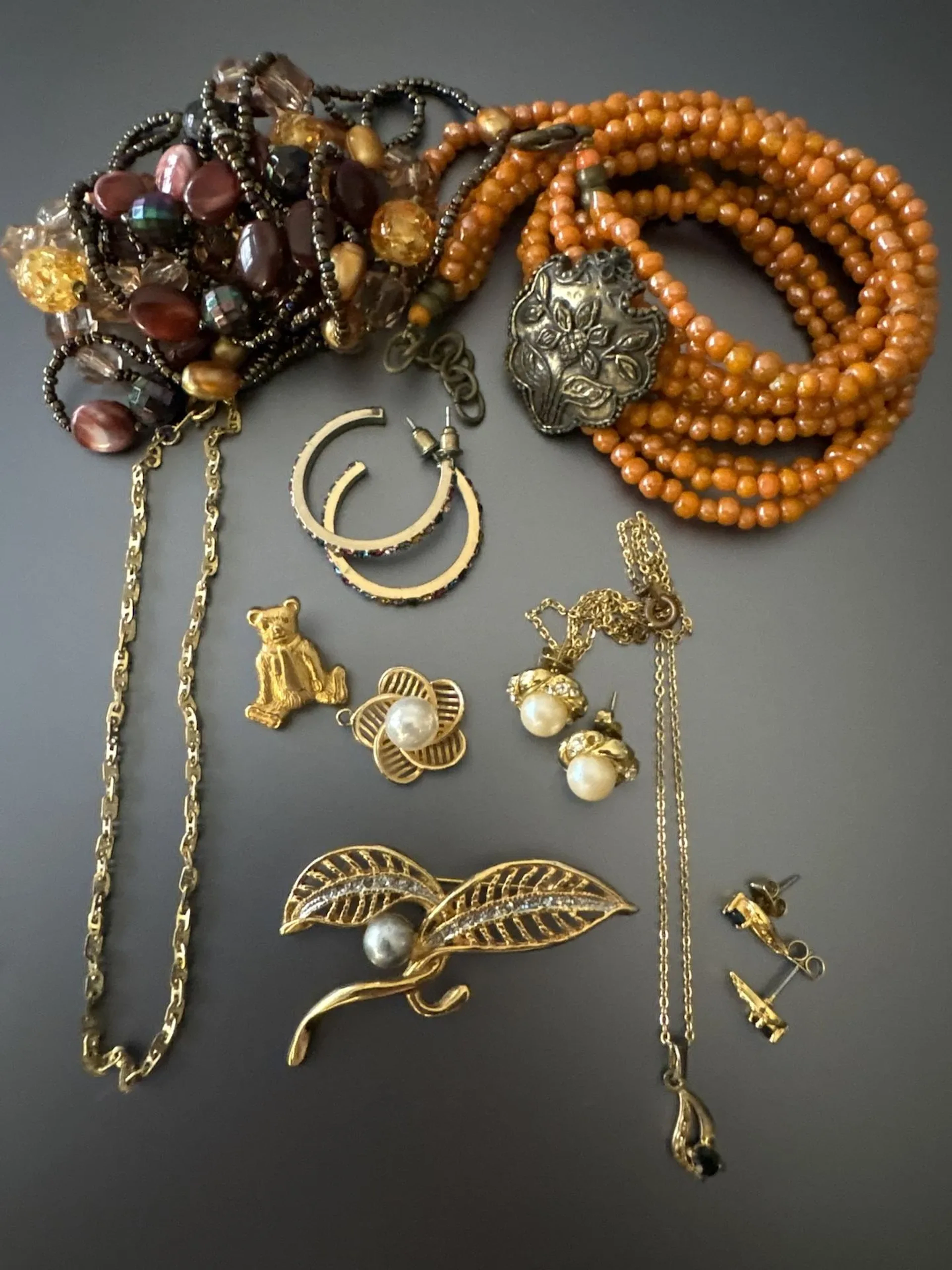 Lot bijoux fantaisie en métal et divers, dont colliers, bouc - Lot 261