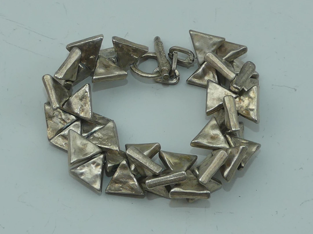 BICHE DE BERE. Bracelet en métal argenté brossé constitué d' - Lot 403