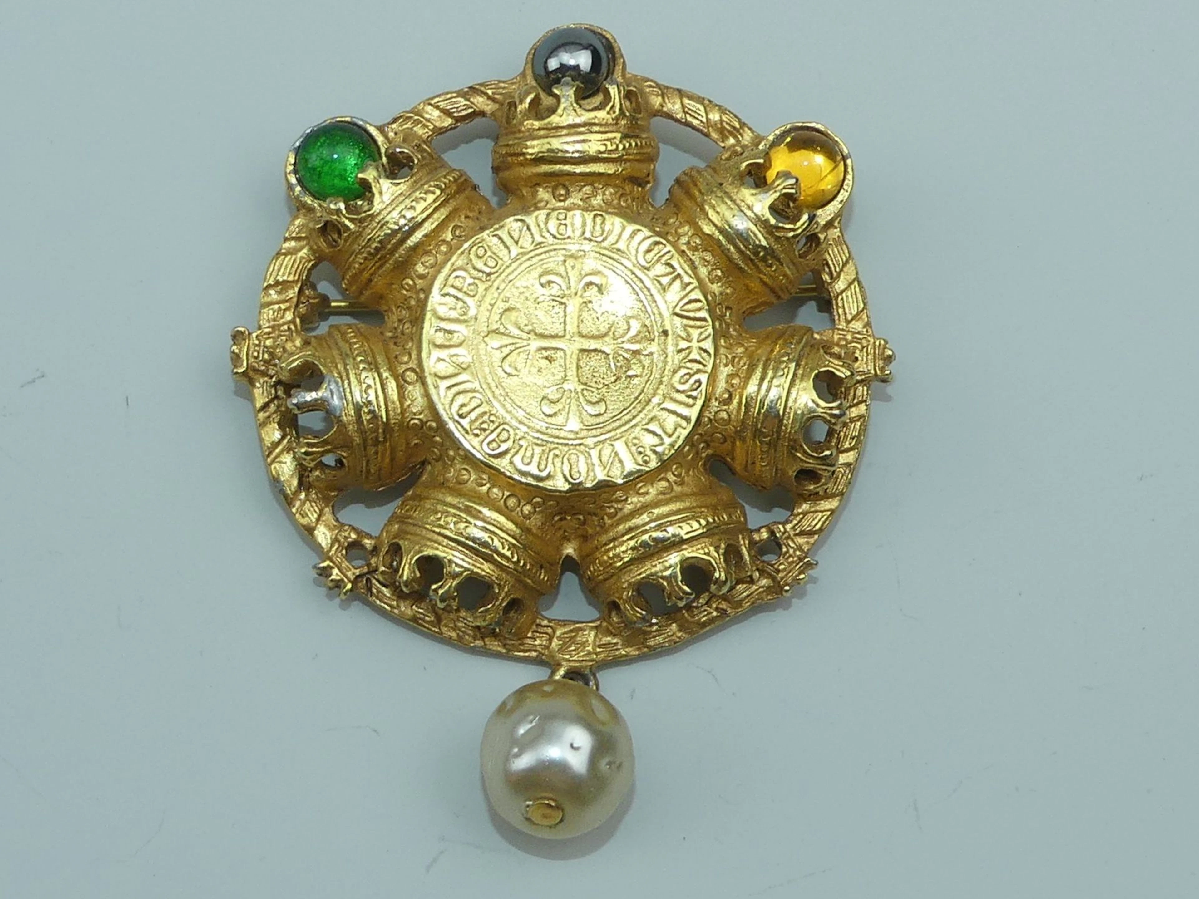 Georges RECH. Large broche de style gothique centrée d'une p - Lot 380