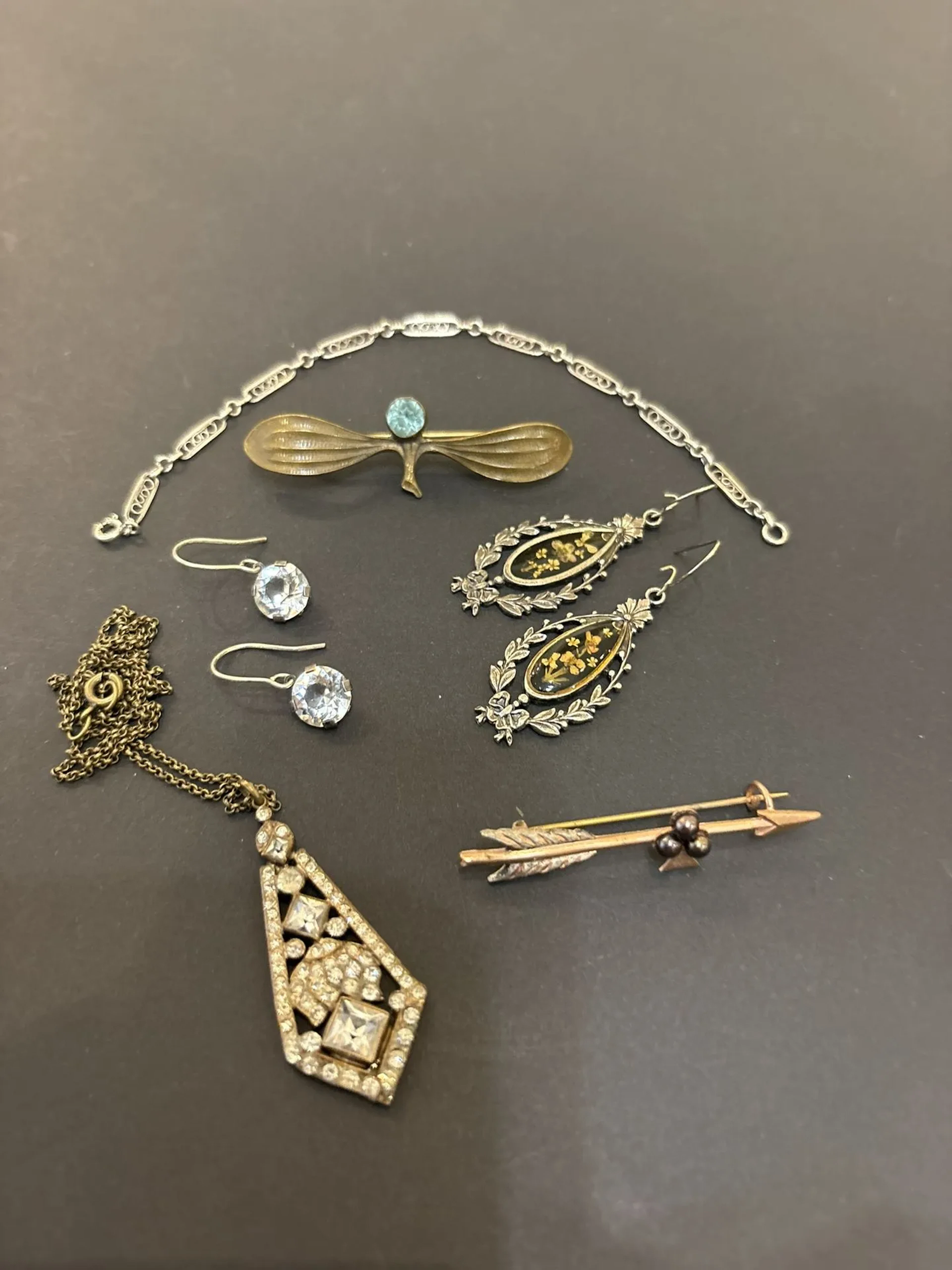 Bel ensemble de bijoux fantaisie vintage comprenant une broc - Lot 114