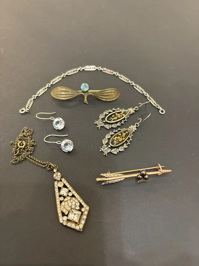 Bel ensemble de bijoux fantaisie vintage comprenant une broc - Lot 114