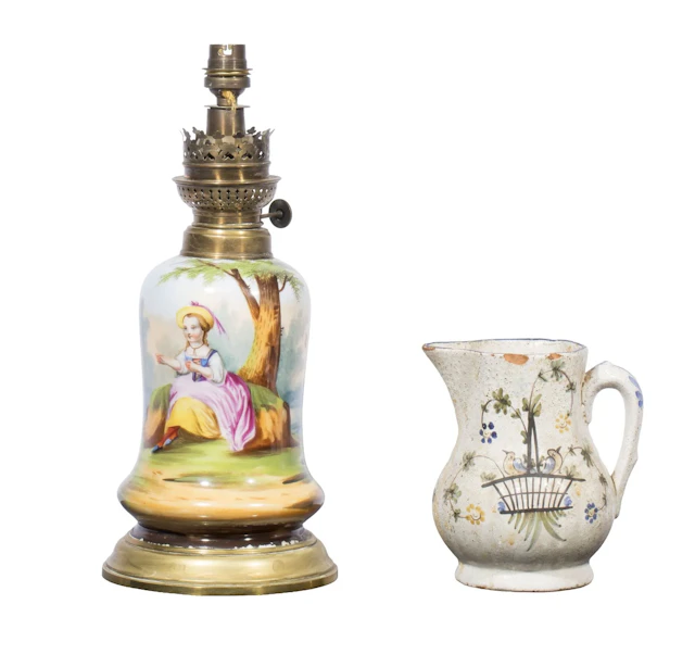 Lampe à pétrole montée sur un réservoir en porcelaine de Par - Lot 362