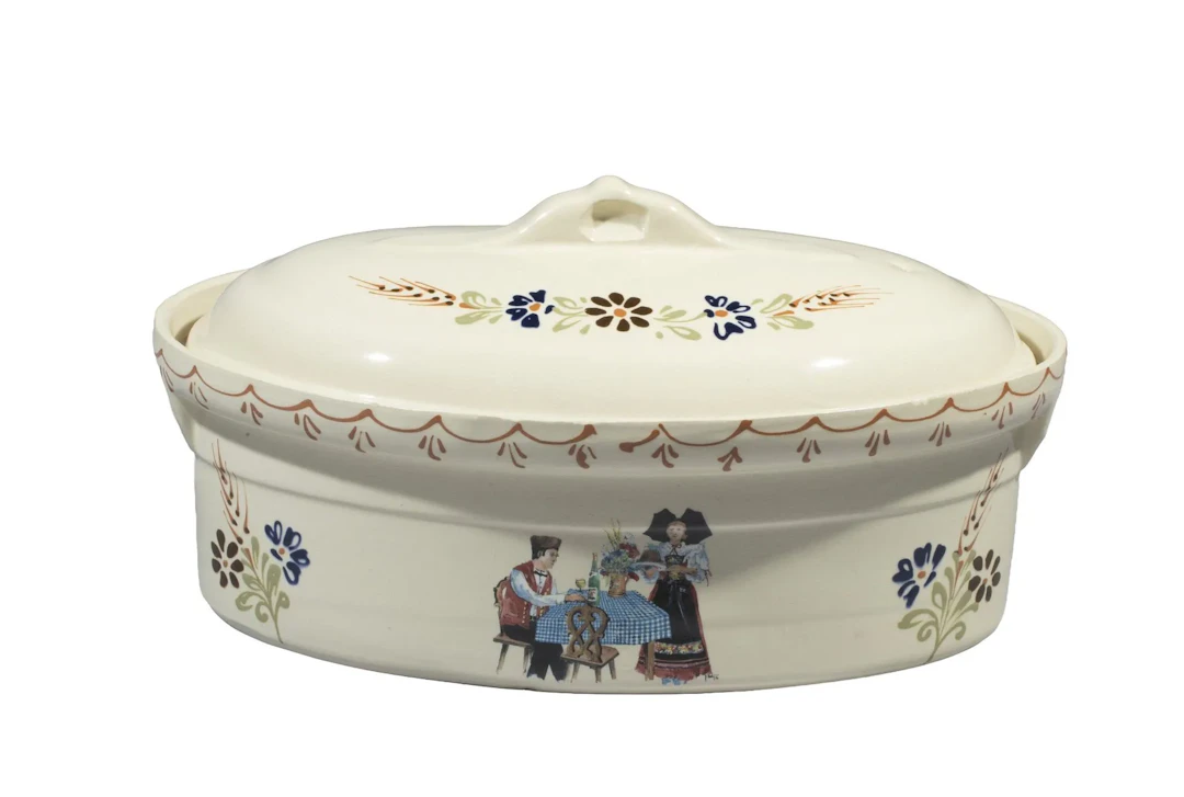 Terrine ovale en faïence de l’Est, à décor de fleurs et d’un - Lot 288