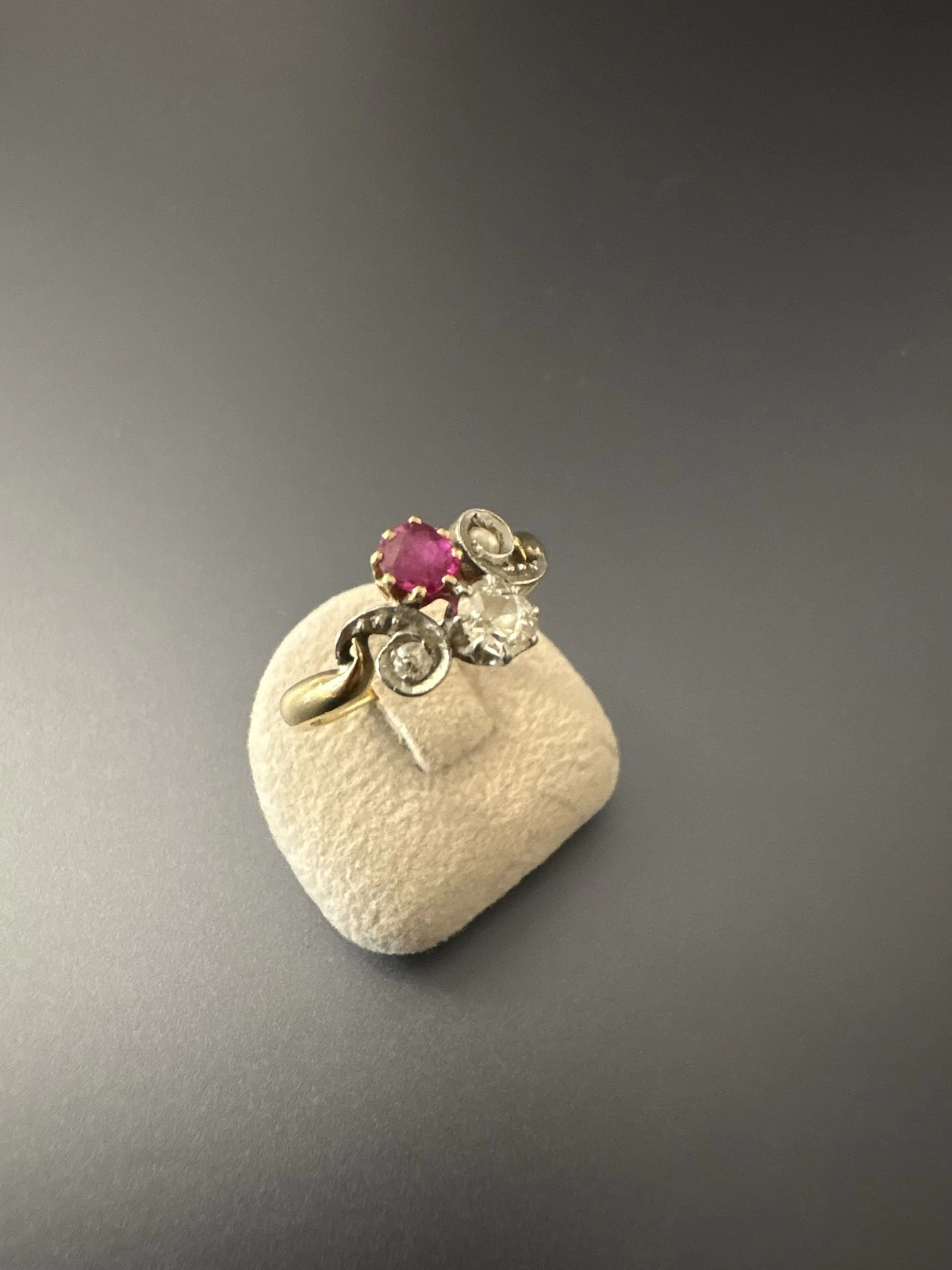 Bague ancienne toi et moi en or jaune 750°/°°, sertie d'un r - Lot 10
