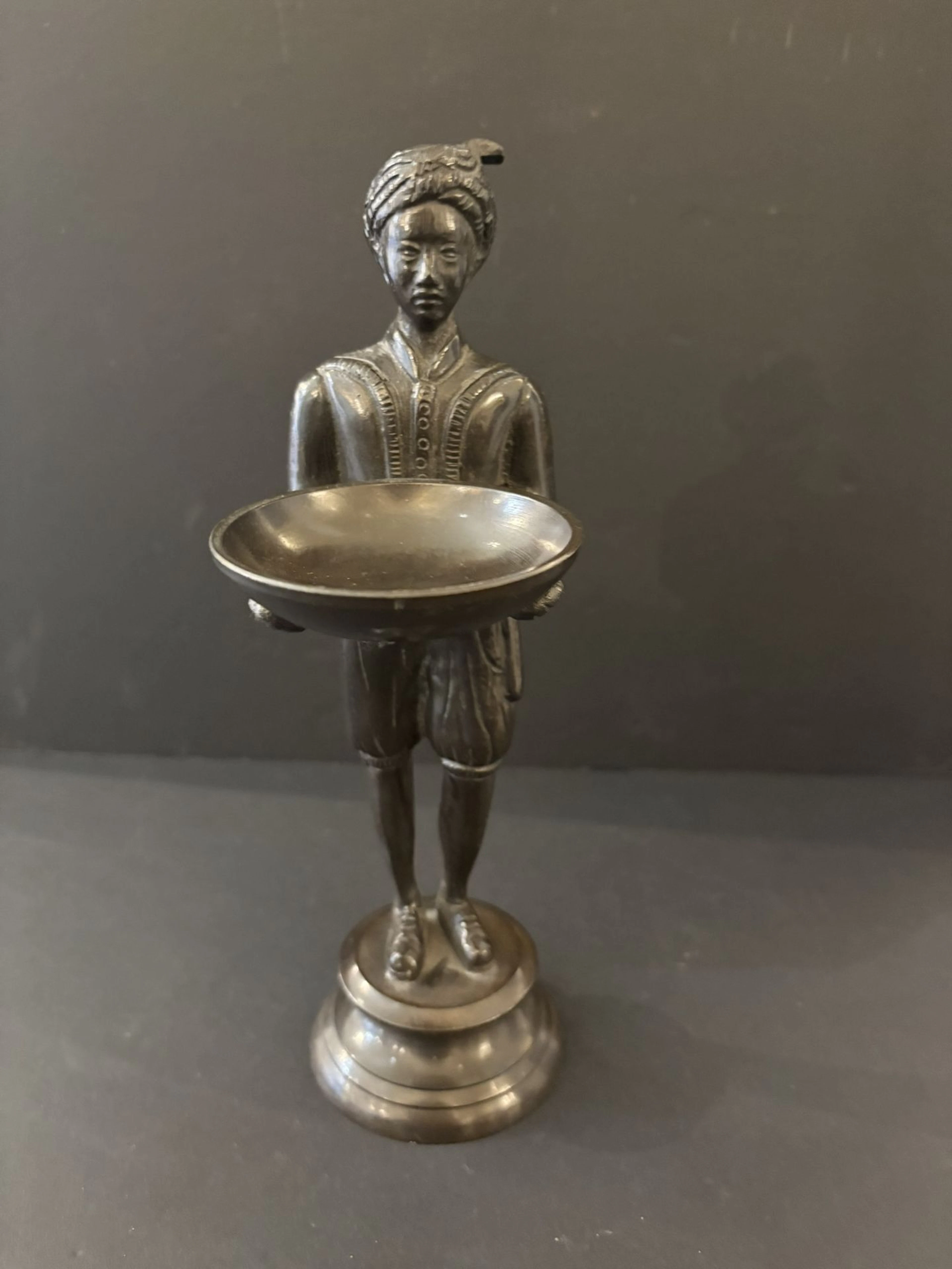 Sculpture orientaliste en bronze à patine brune représentant - Lot 301